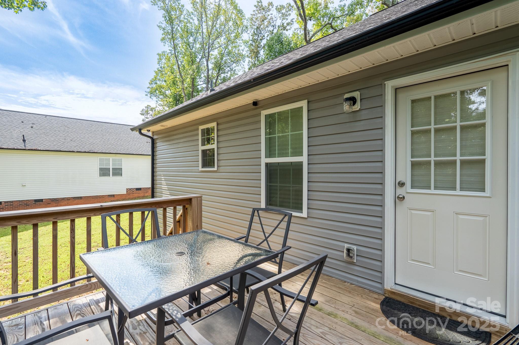 321 E Torbush Drive Property Photo 6