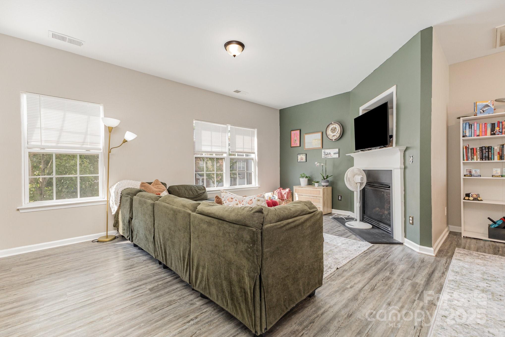 9803 Walkers Glen Drive Property Photo 4