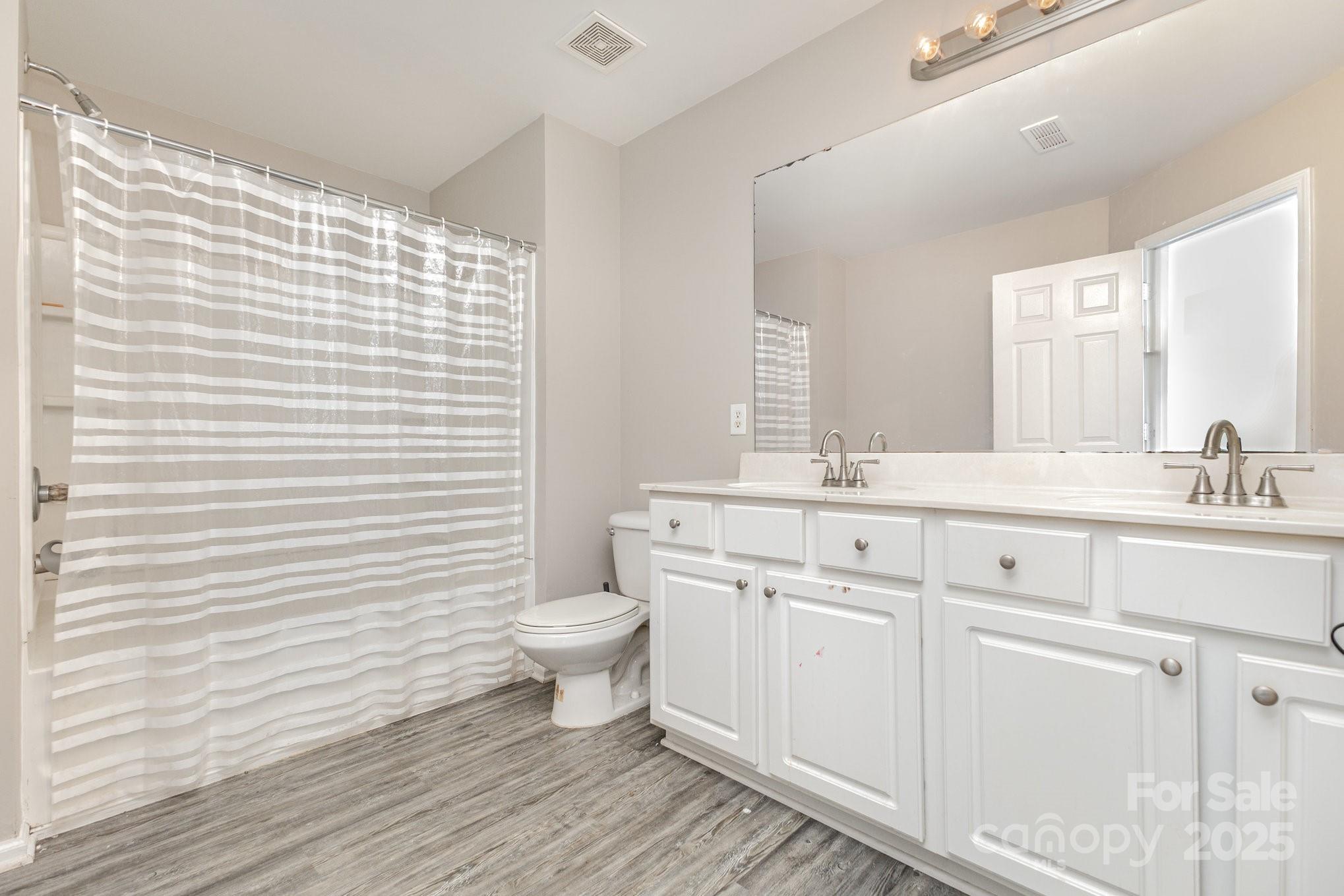 9803 Walkers Glen Drive Property Photo 5