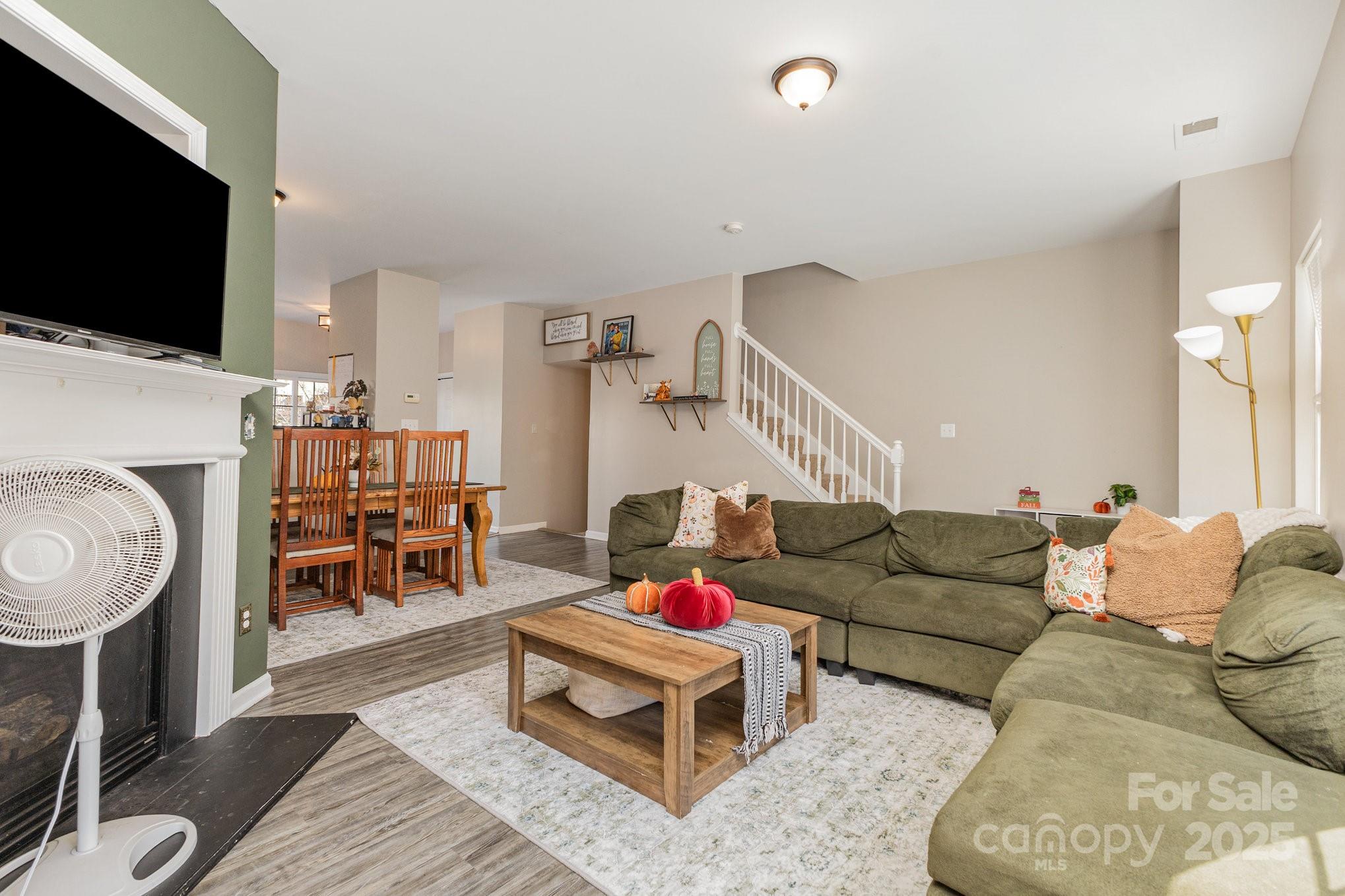 9803 Walkers Glen Drive Property Photo 7