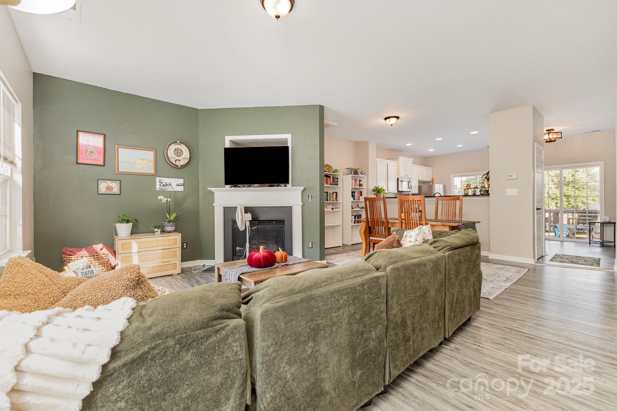 9803 Walkers Glen Drive Property Photo 8