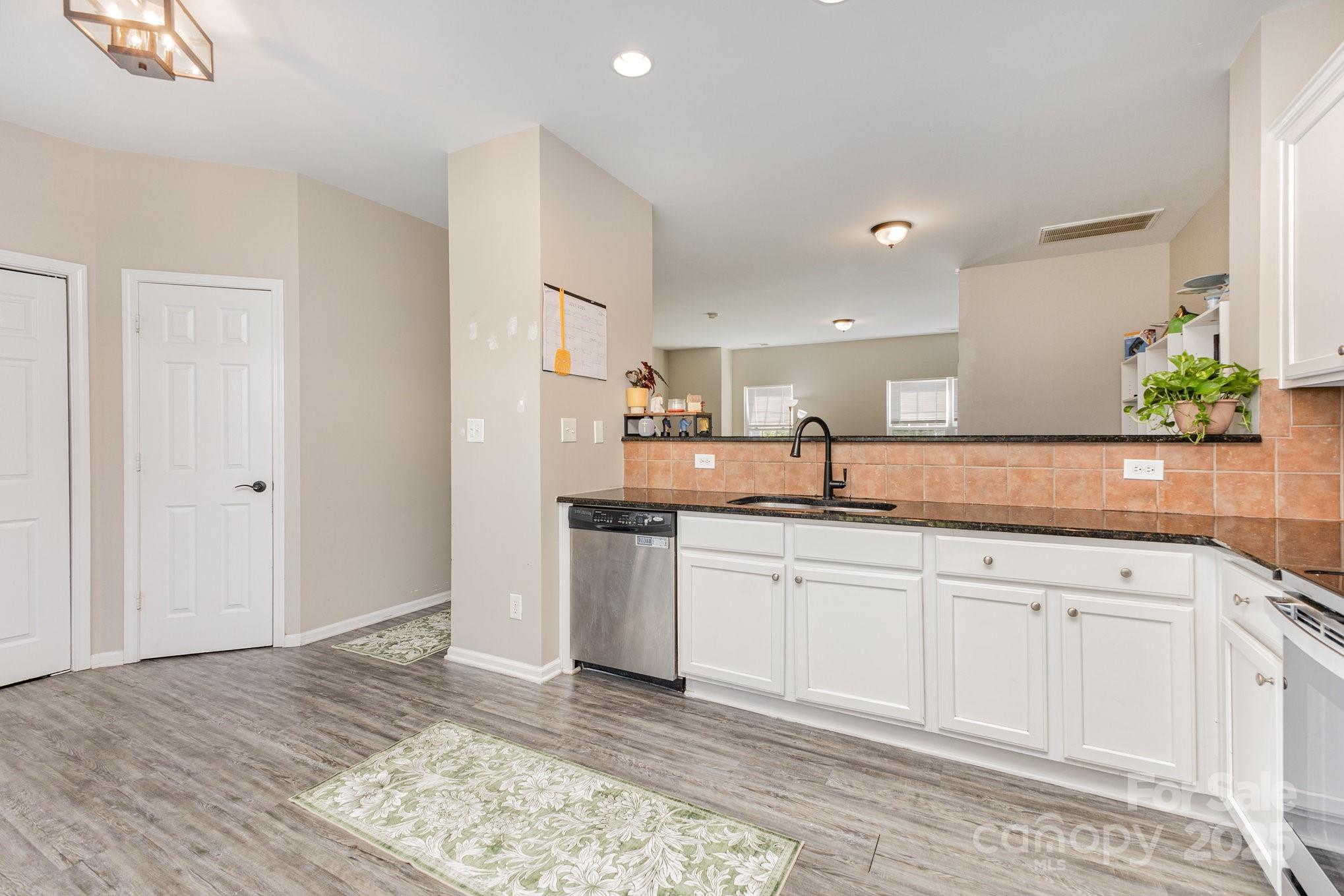 9803 Walkers Glen Drive Property Photo 10