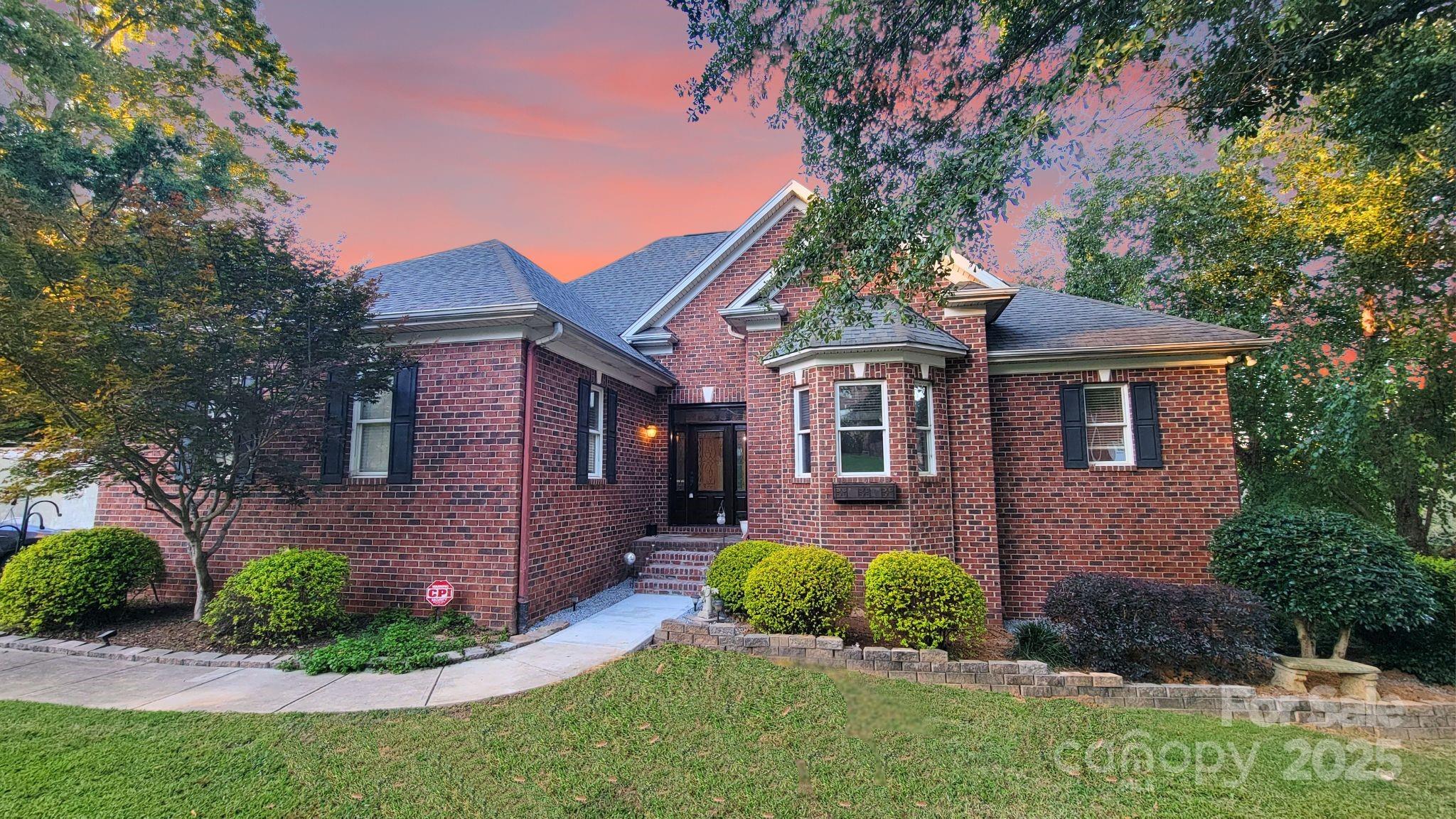 142 Canterbury Crossing Property Photo 1