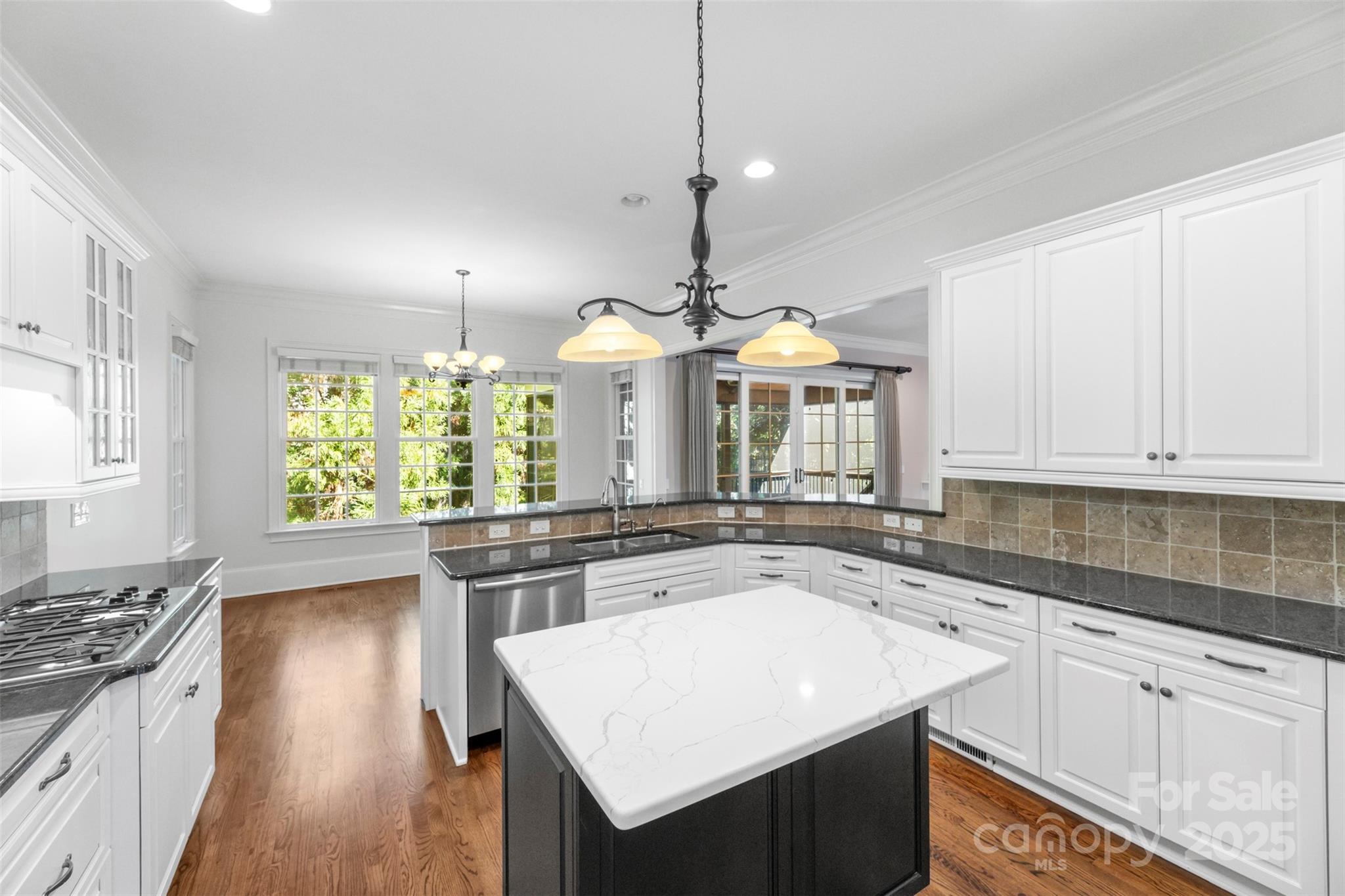 8928 Heydon Hall Circle Property Photo 7