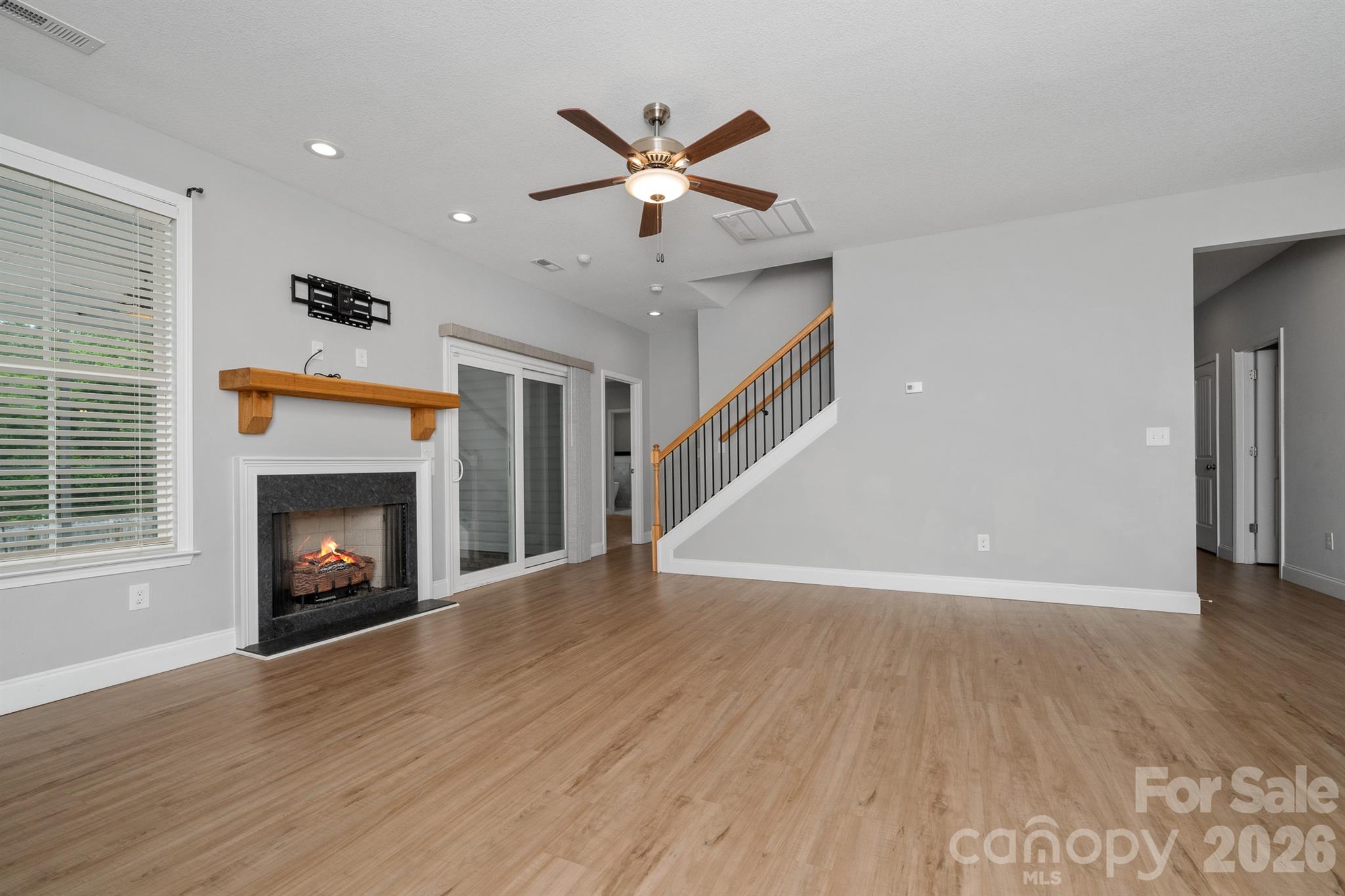 100 Holly Drive Property Photo 6