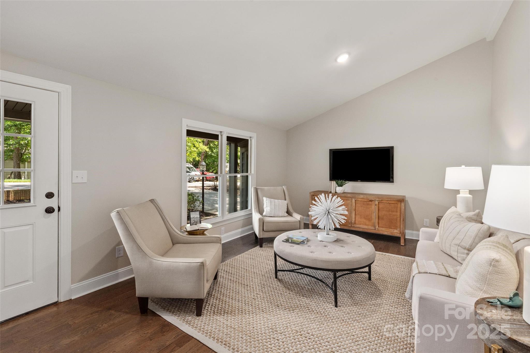 1096 Palmyra Drive Property Photo 8