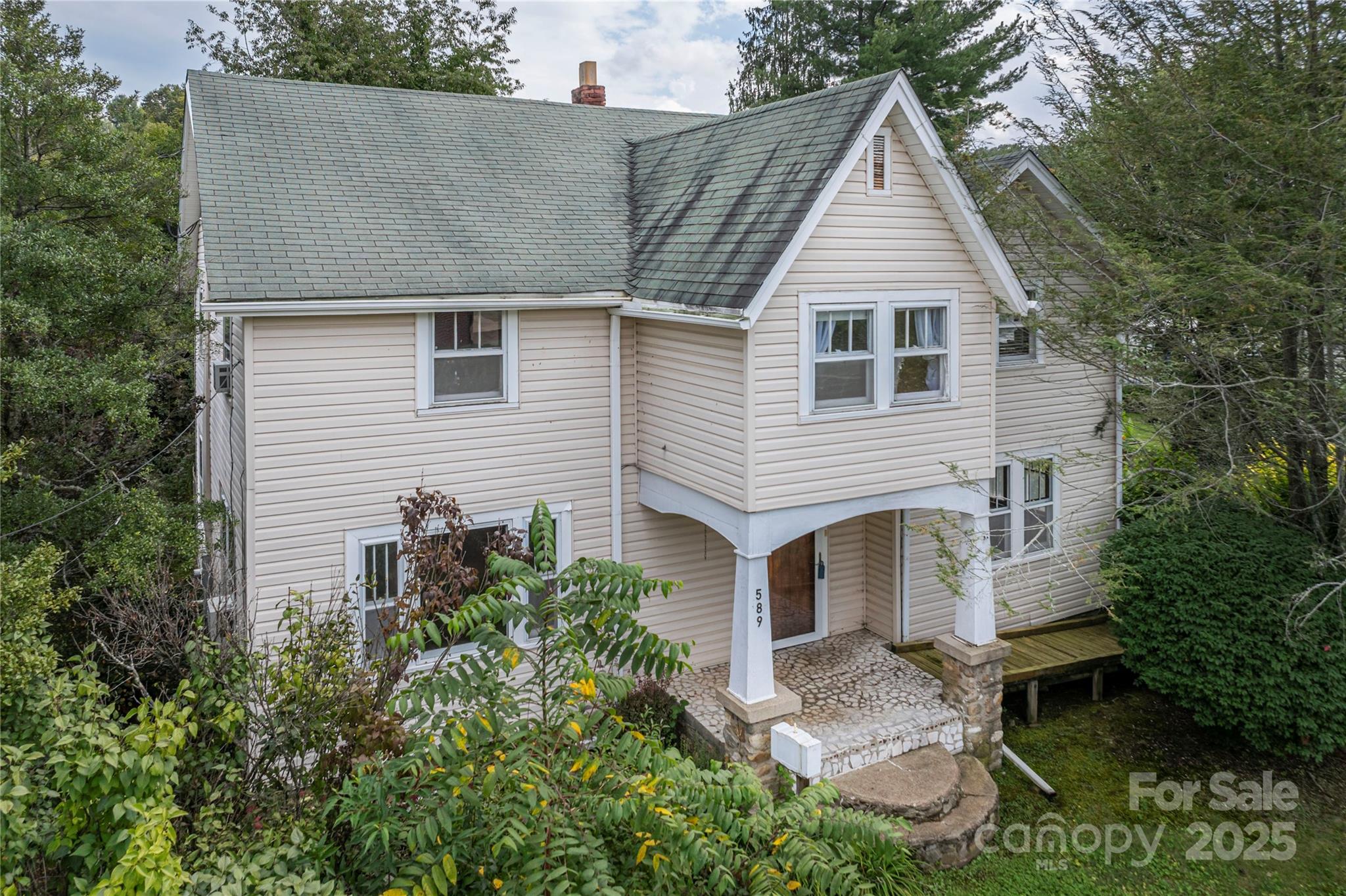 589 Pisgah Drive Property Photo 1
