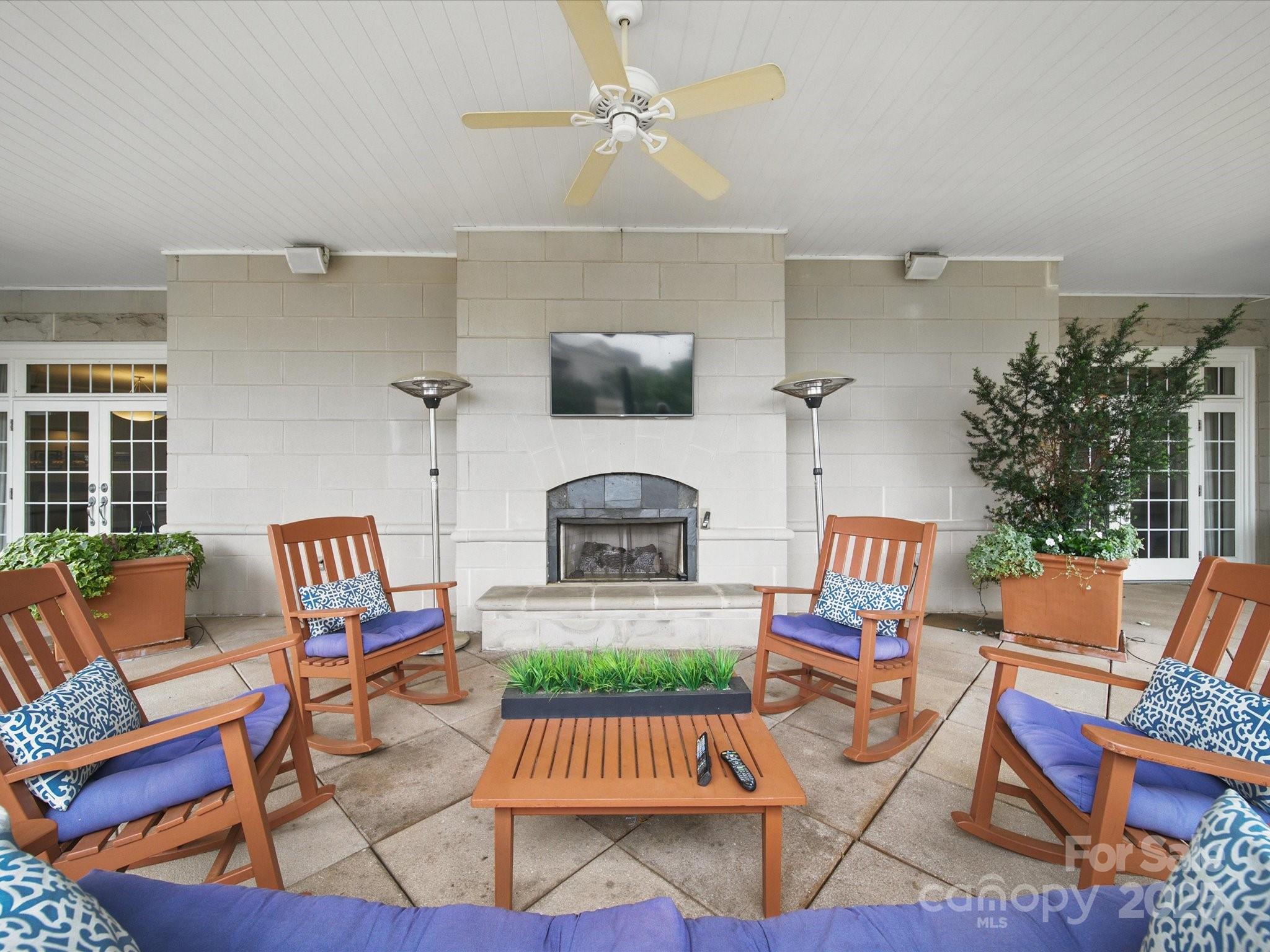 300 W 5th Street 339 Property Photo 36