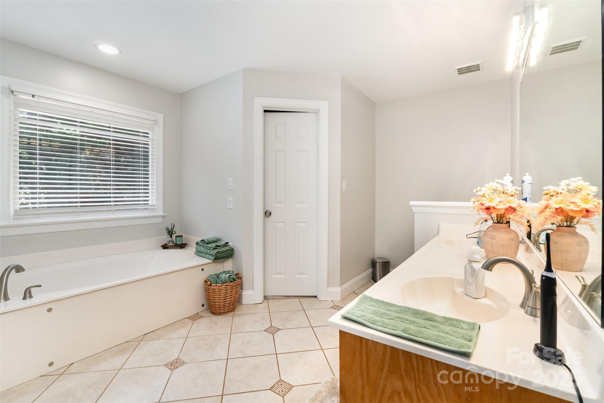 9008 Tartan Ridge Drive Property Photo 28