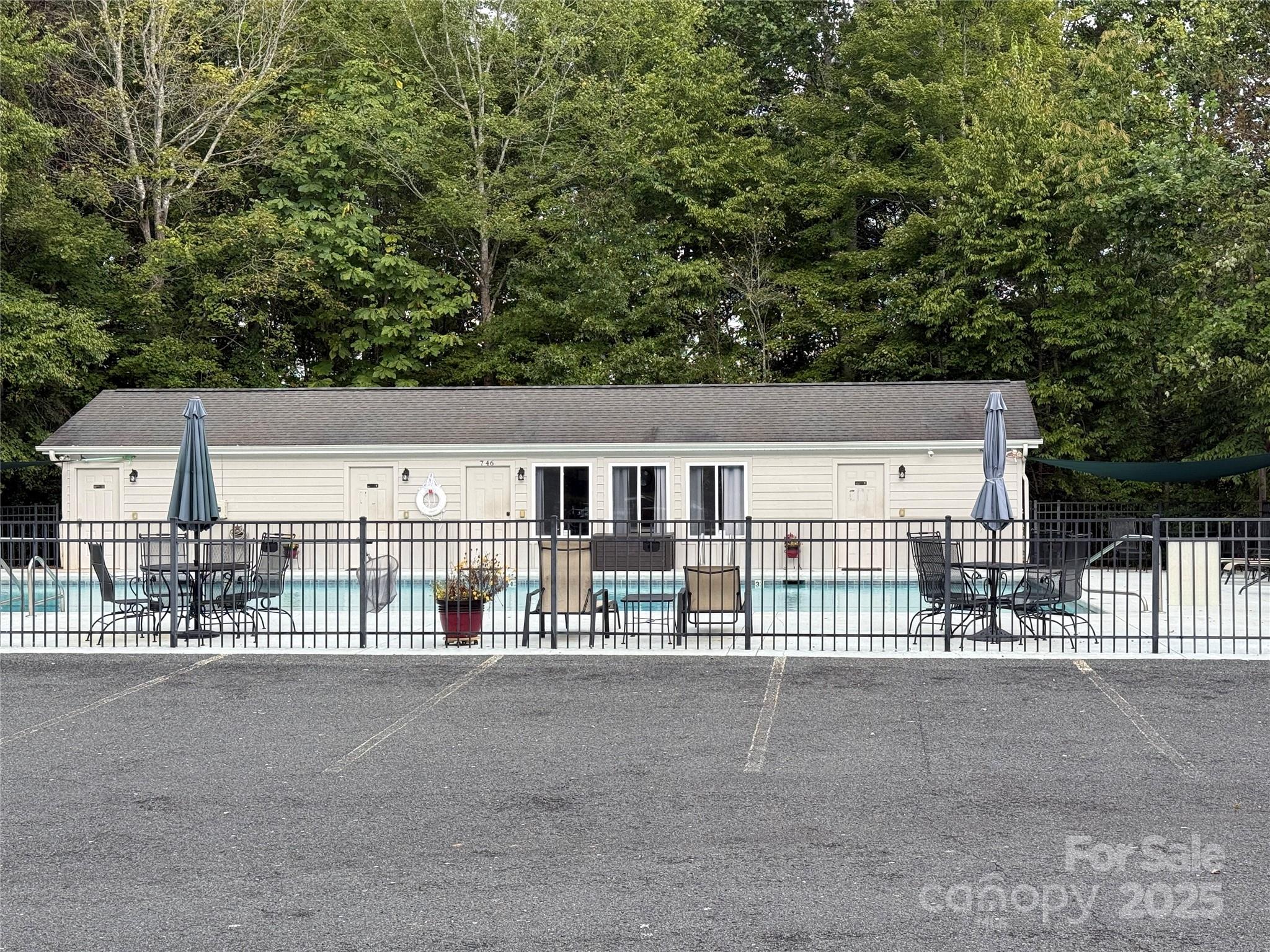 1029 Chippawa Drive 67 Property Photo 8