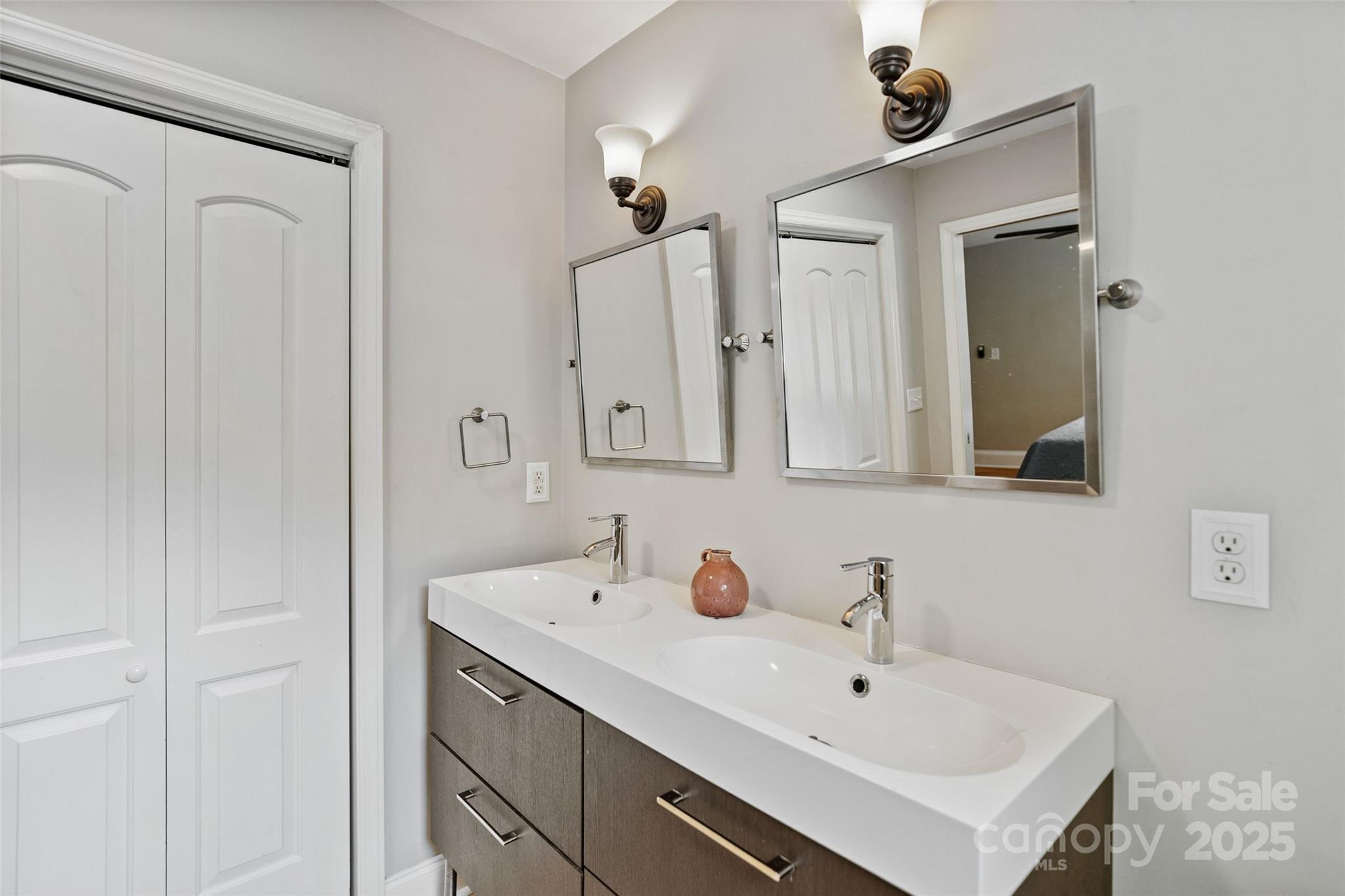 2932 Enfield Road Property Photo 21