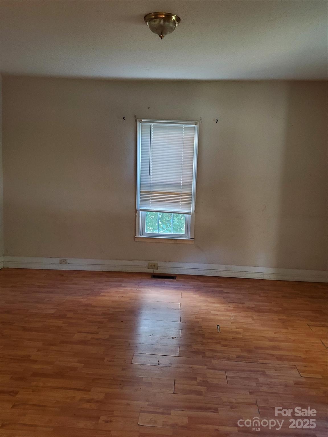 414 S Rowan Avenue Property Photo 6