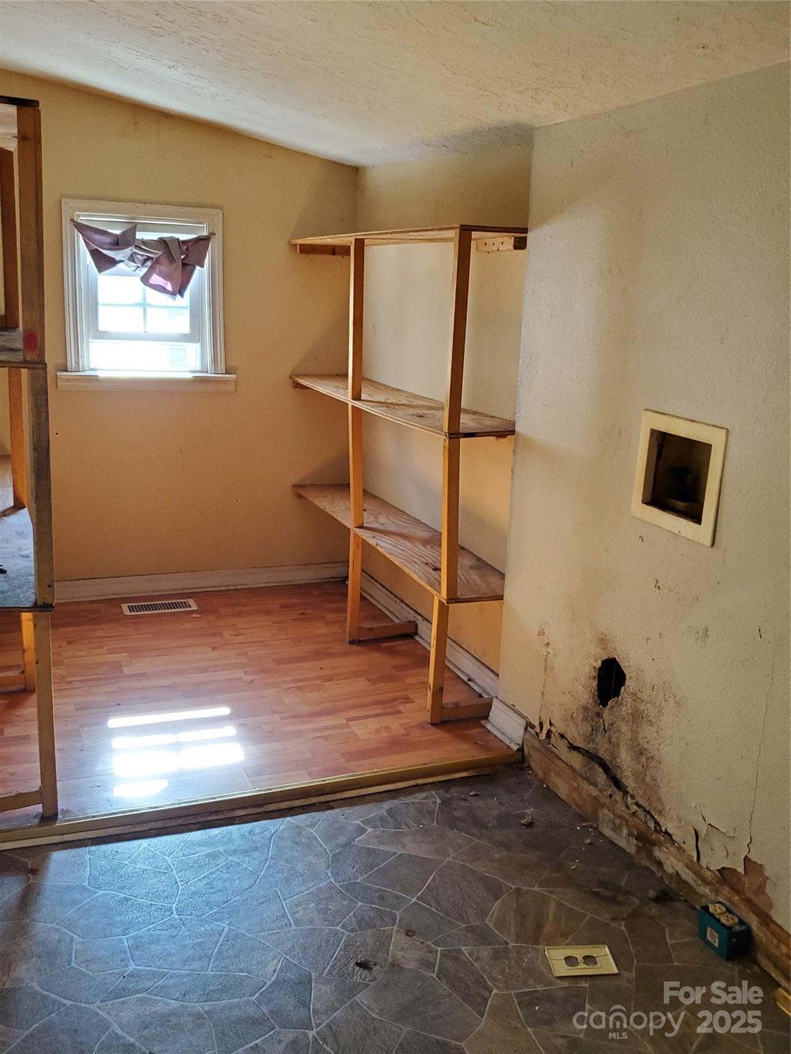 414 S Rowan Avenue Property Photo 10