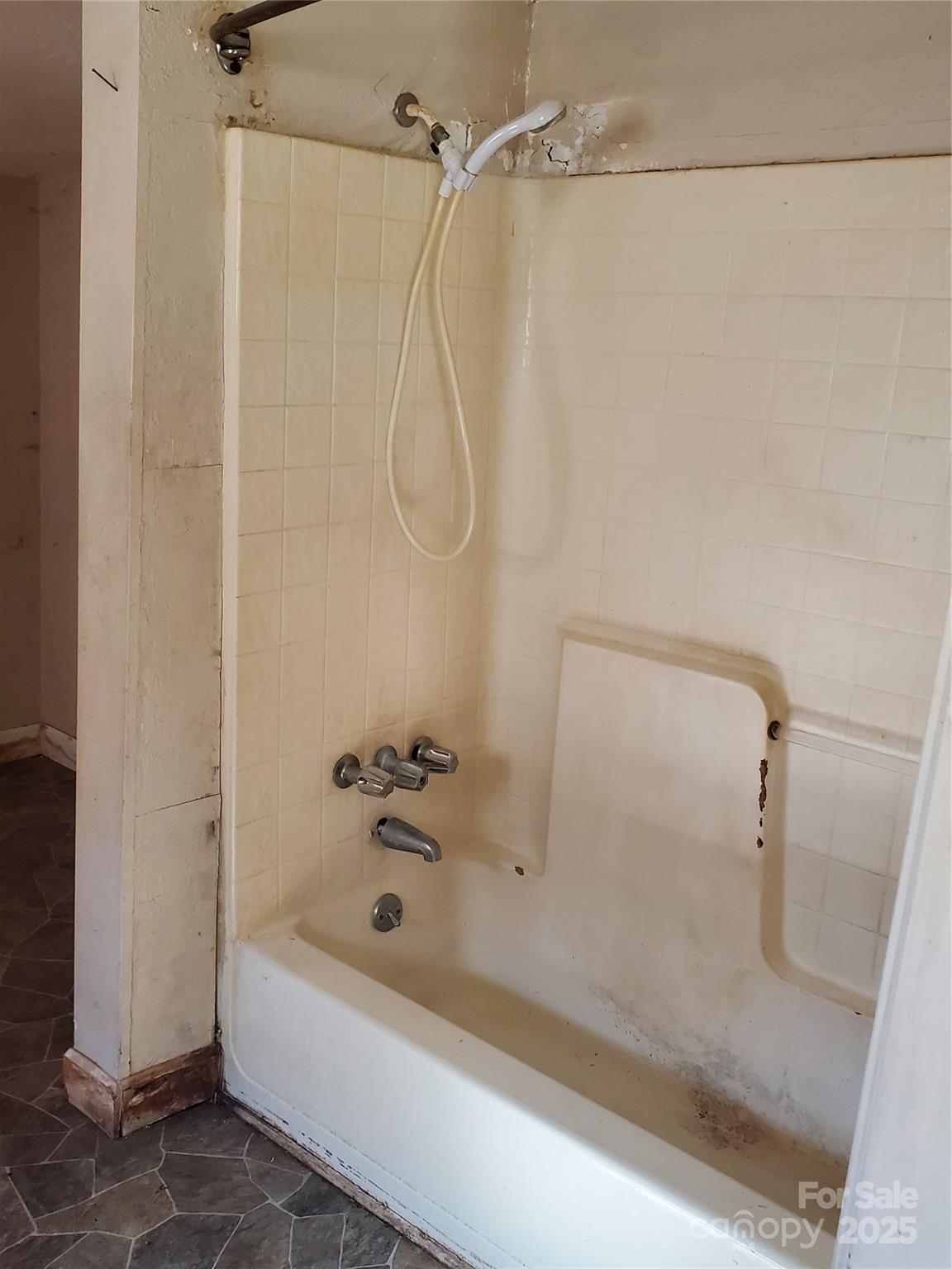 414 S Rowan Avenue Property Photo 12