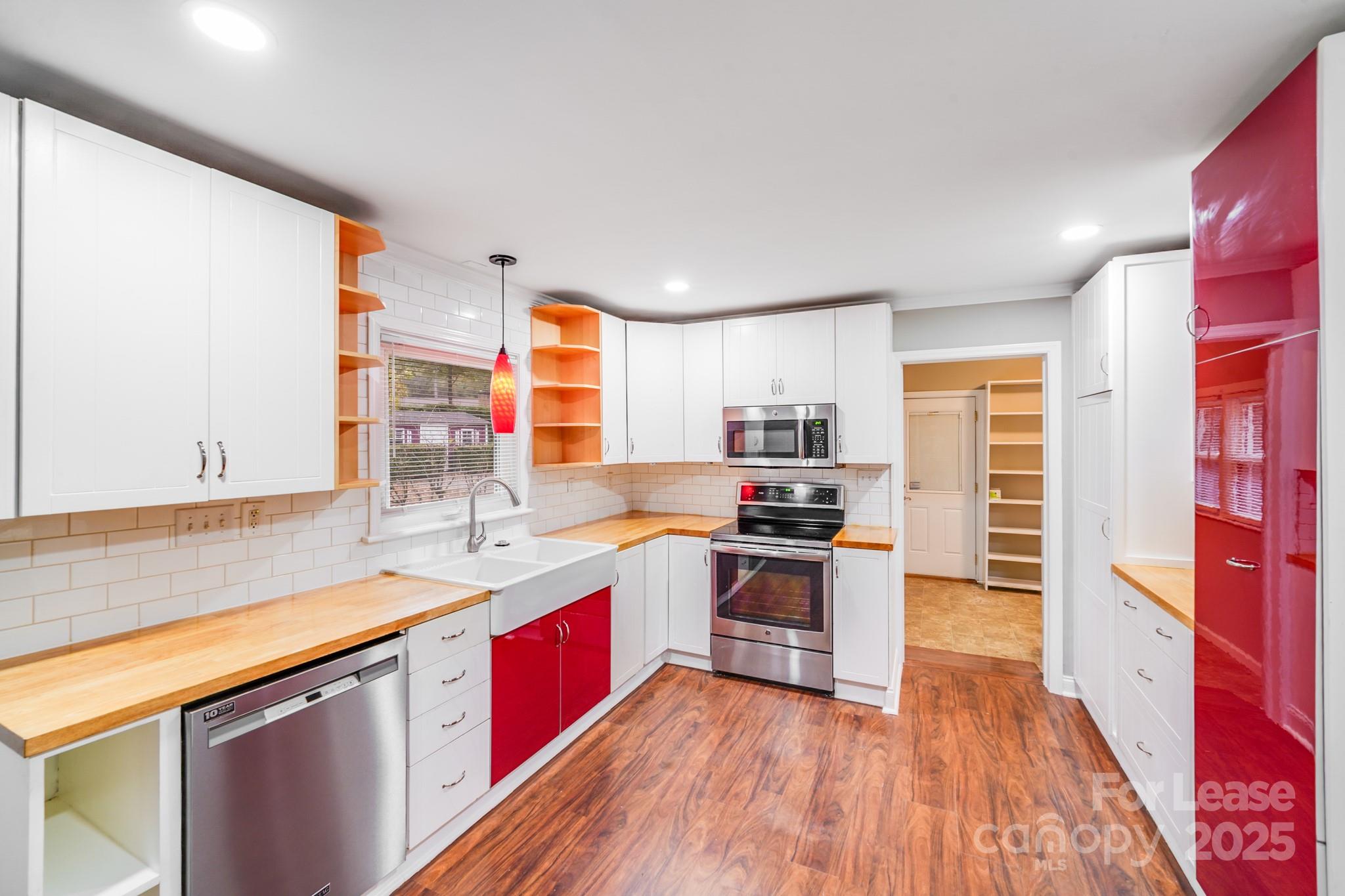 5600 Riviere Drive Property Photo 3