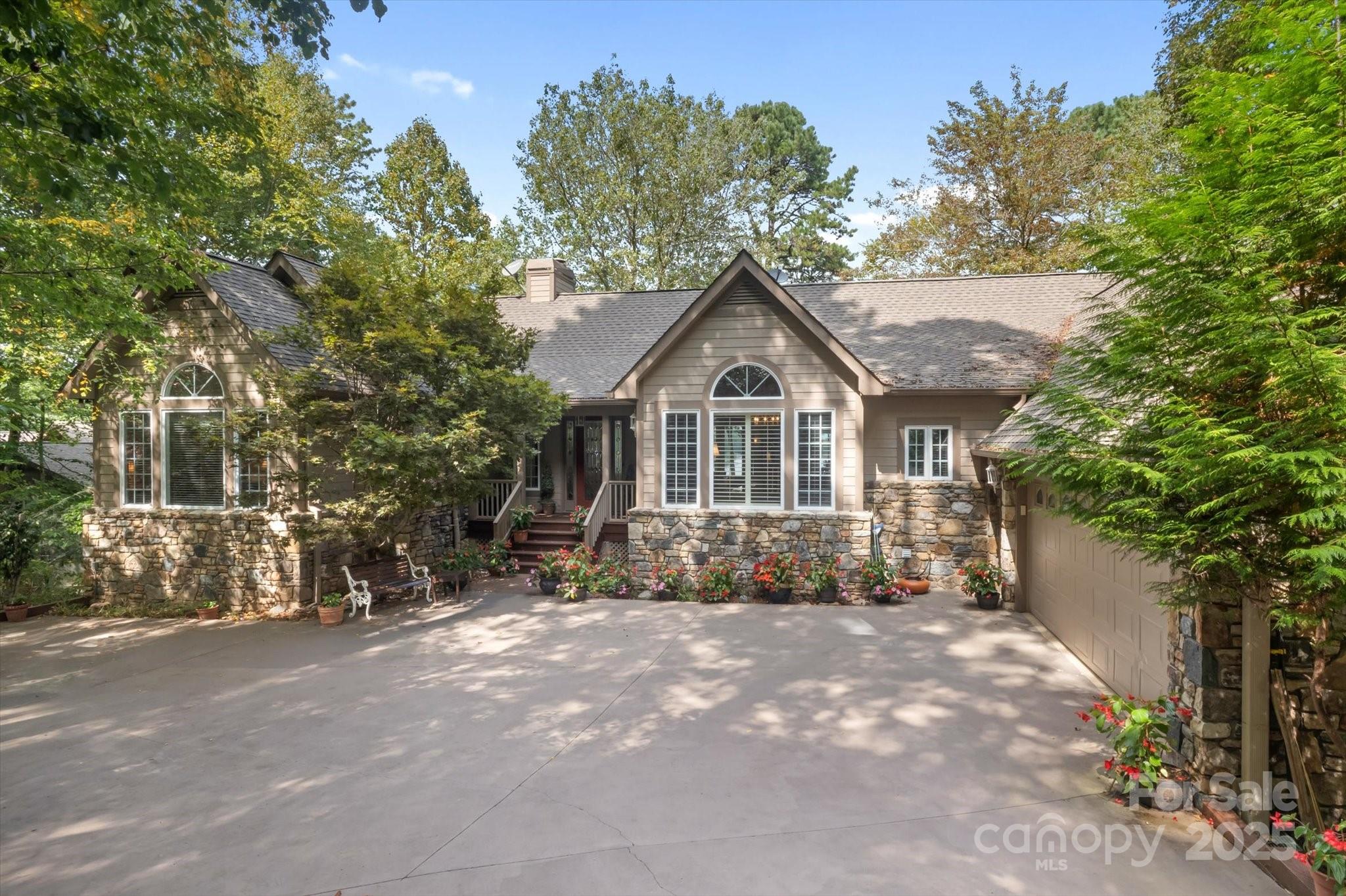 98 Taladu Court Property Photo 4