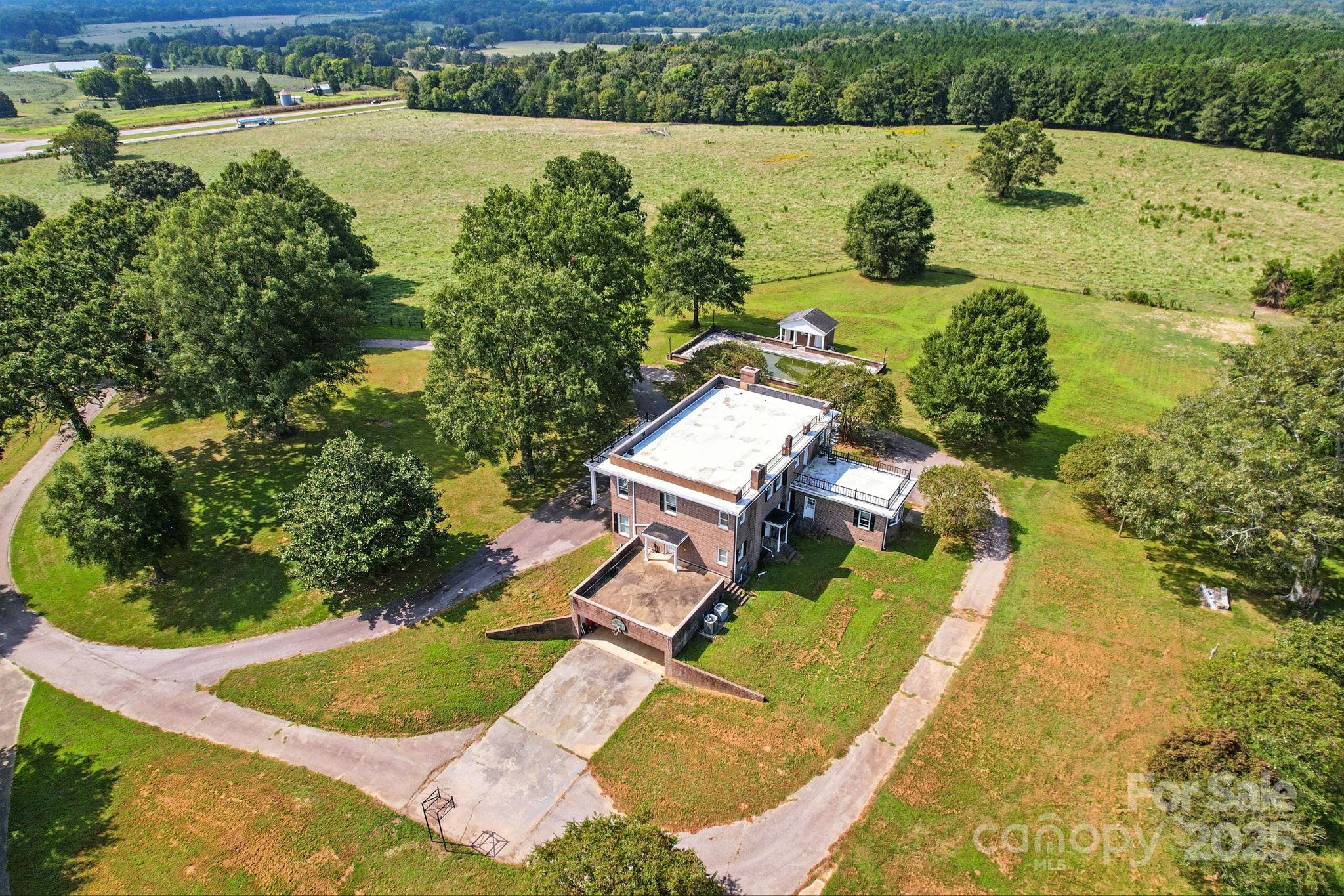 1039 Lancaster Highway Property Photo 2