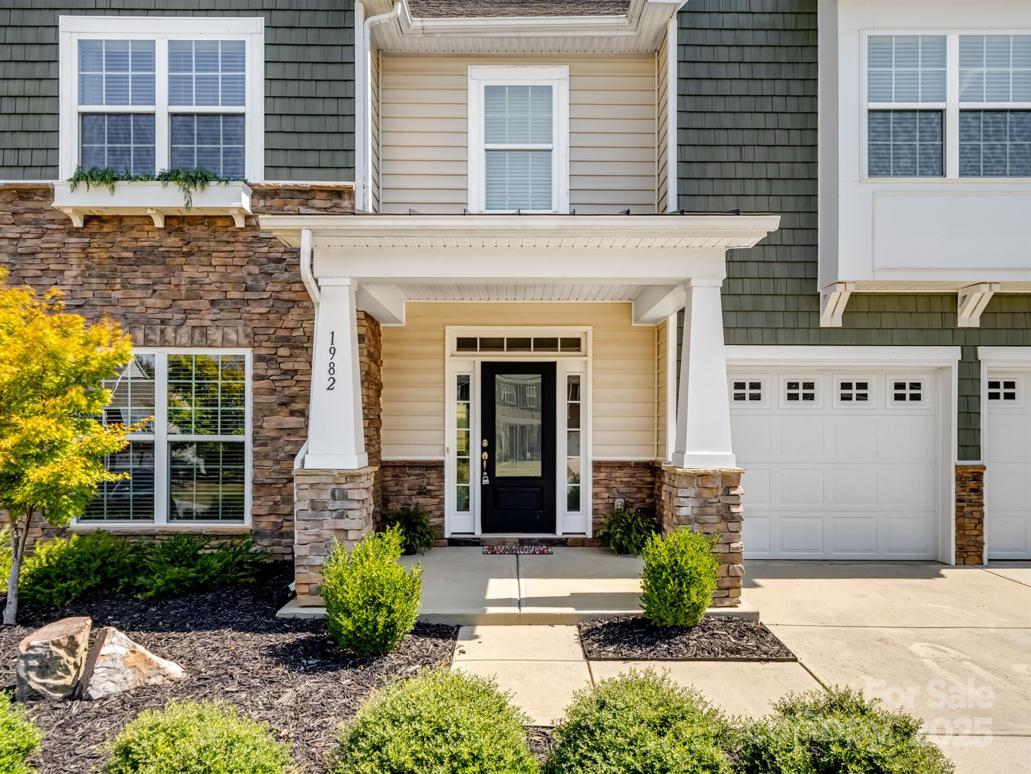 1982 Smokey Quartz Road Property Photo 3