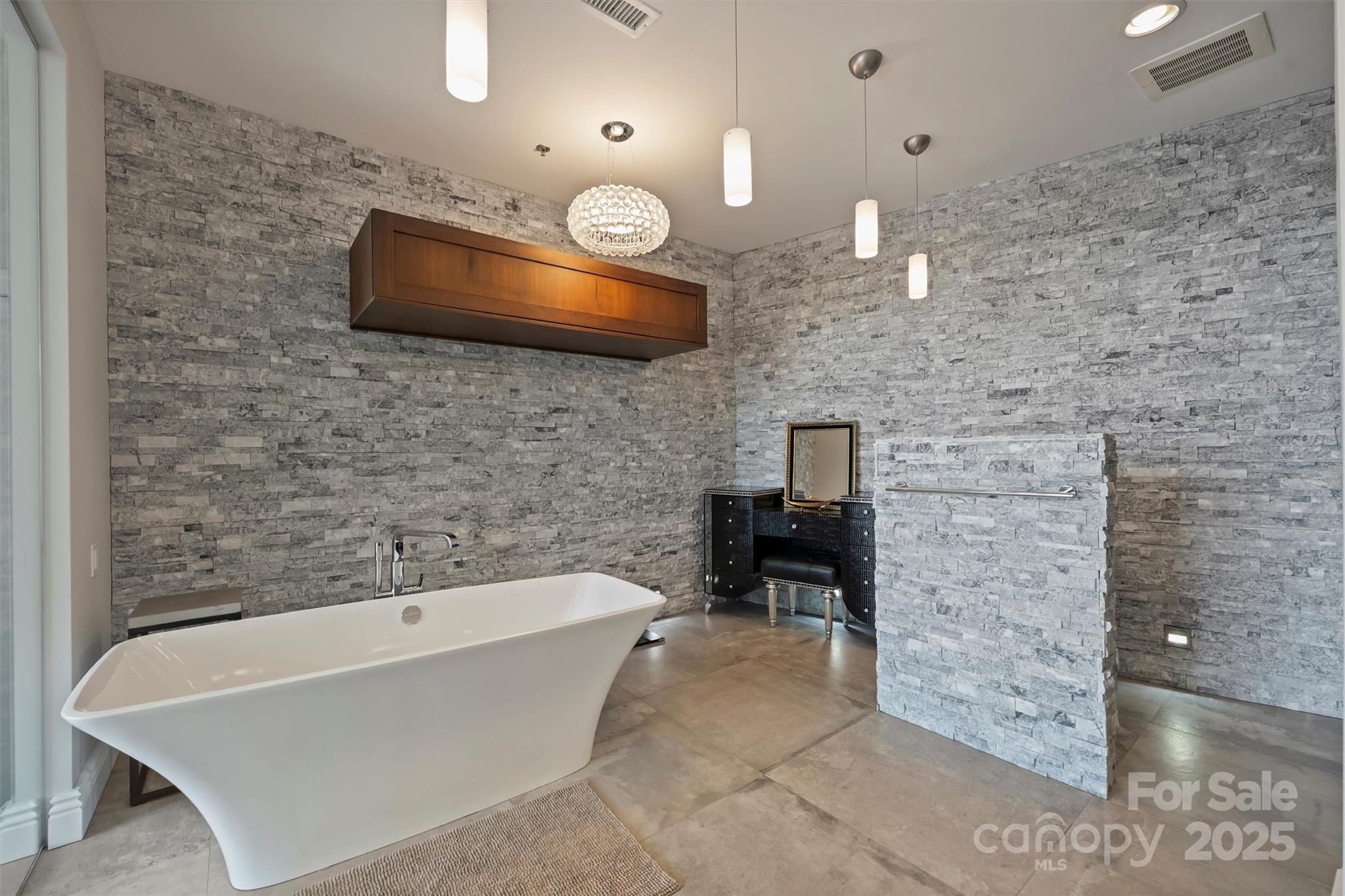 333 W Trade Street 2704 Property Photo 25