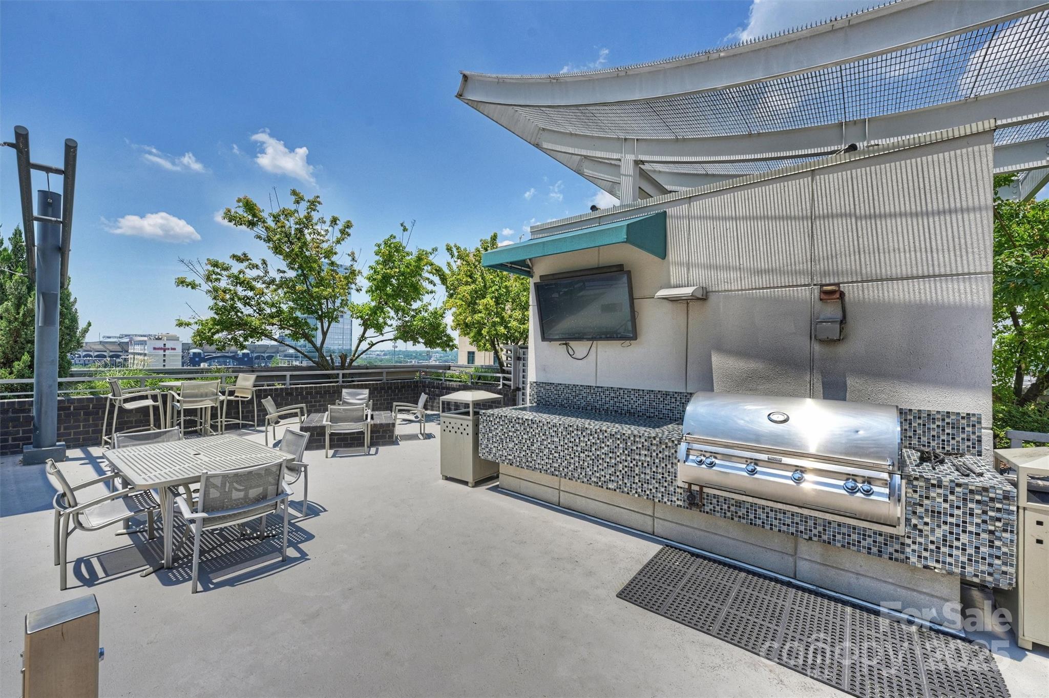 333 W Trade Street 2704 Property Photo 40