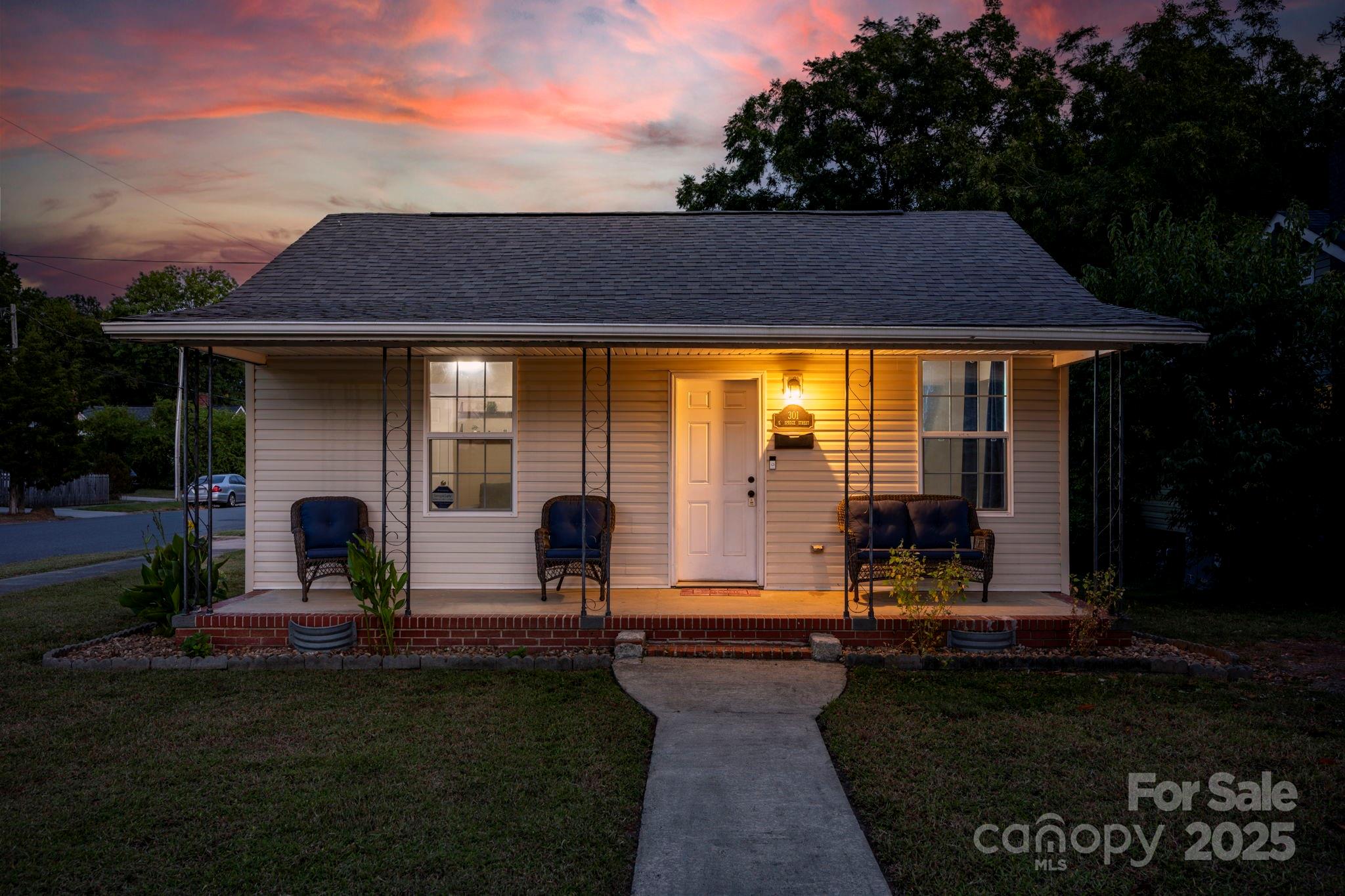 301 S Spruce Street Property Photo 1