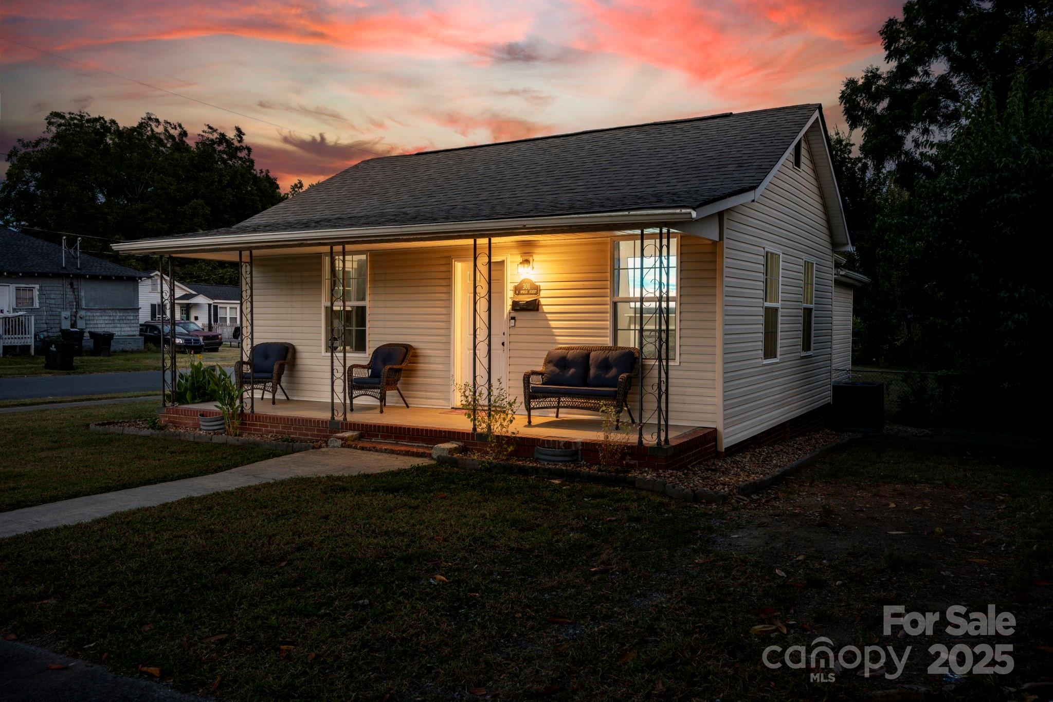 301 S Spruce Street Property Photo 2