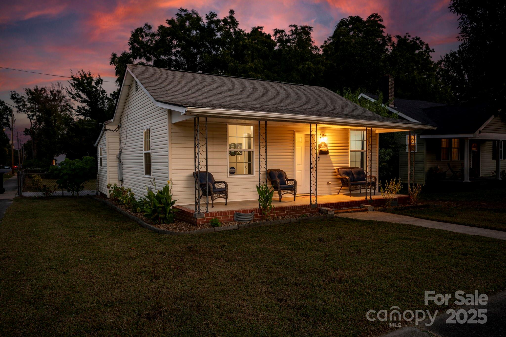 301 S Spruce Street Property Photo 3