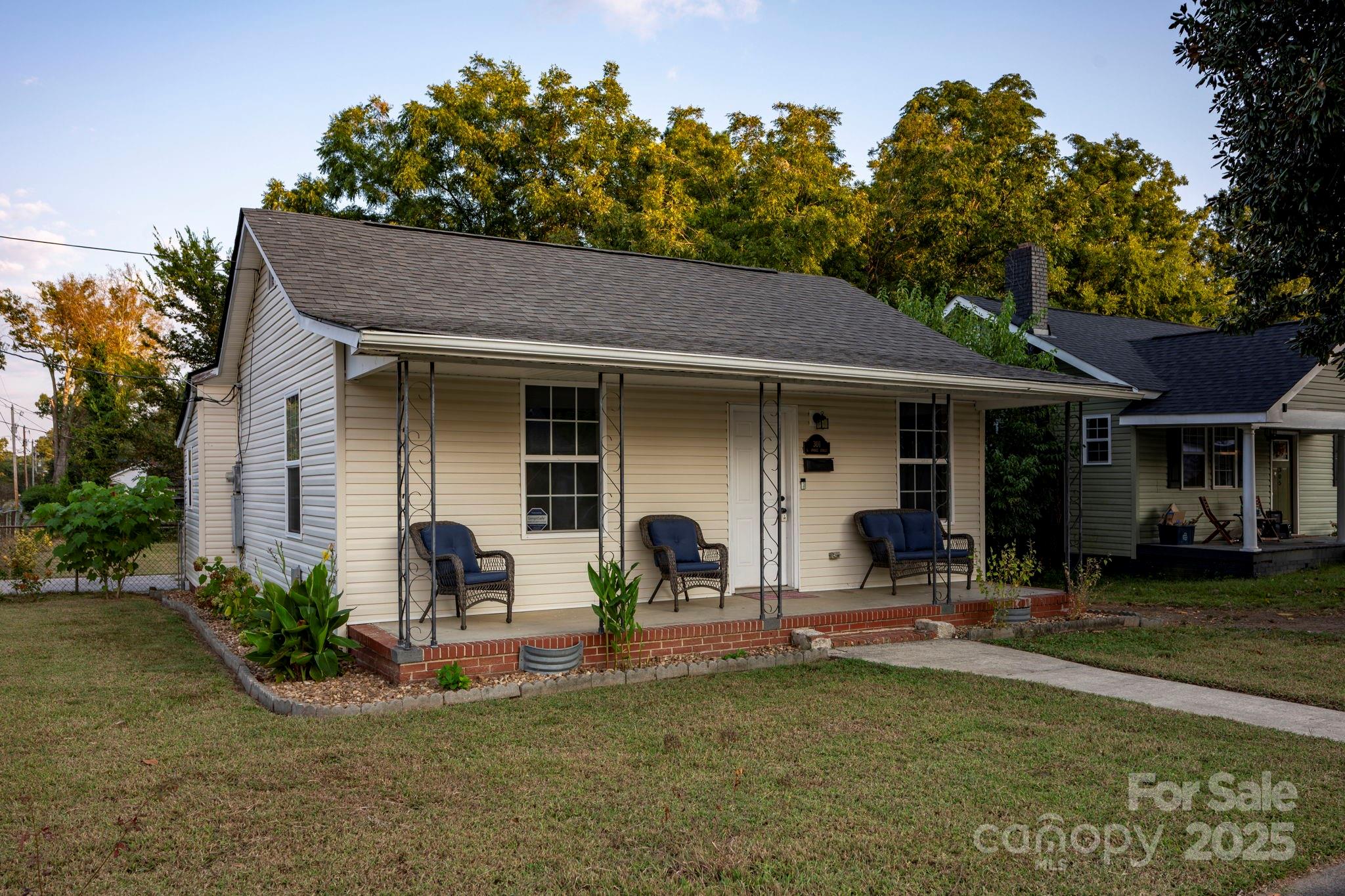 301 S Spruce Street Property Photo 5