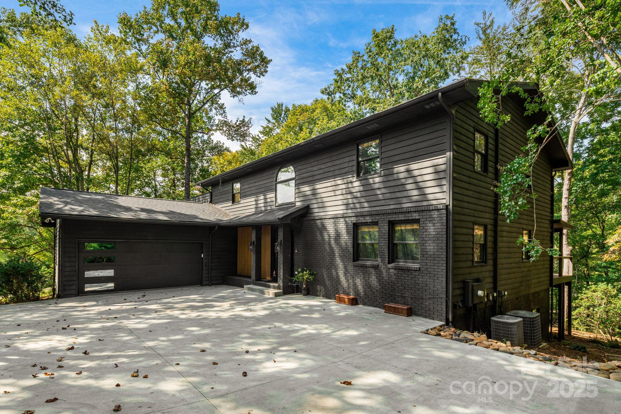 131 Jonadel Court Property Photo 4