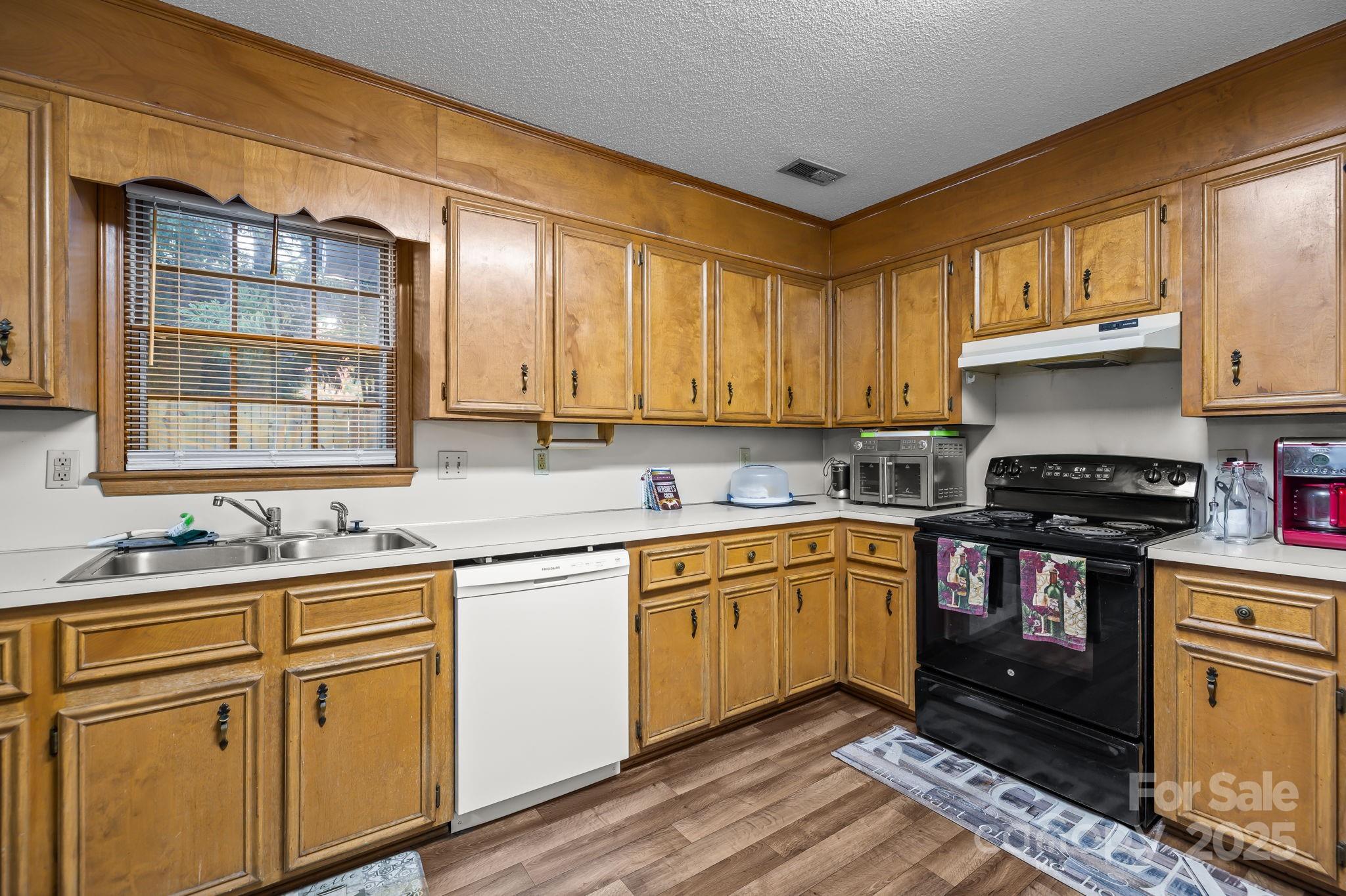 180 Glenwood Drive Property Photo 8