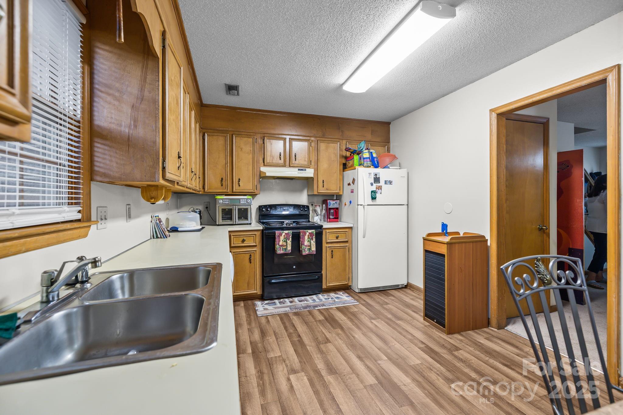 180 Glenwood Drive Property Photo 9