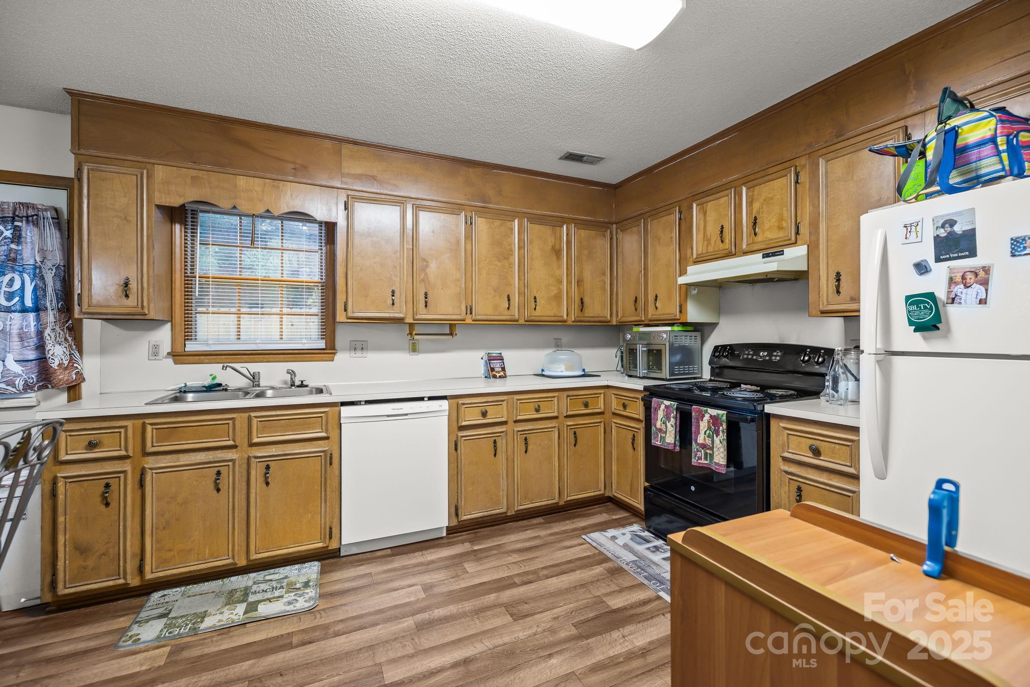 180 Glenwood Drive Property Photo 10