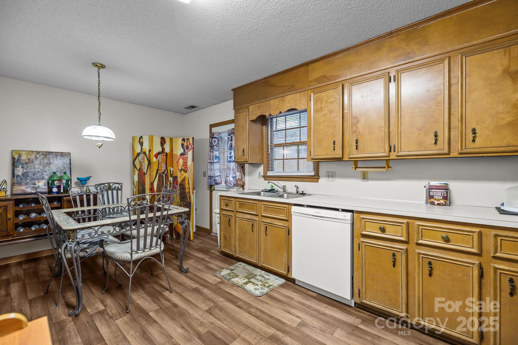 180 Glenwood Drive Property Photo 11