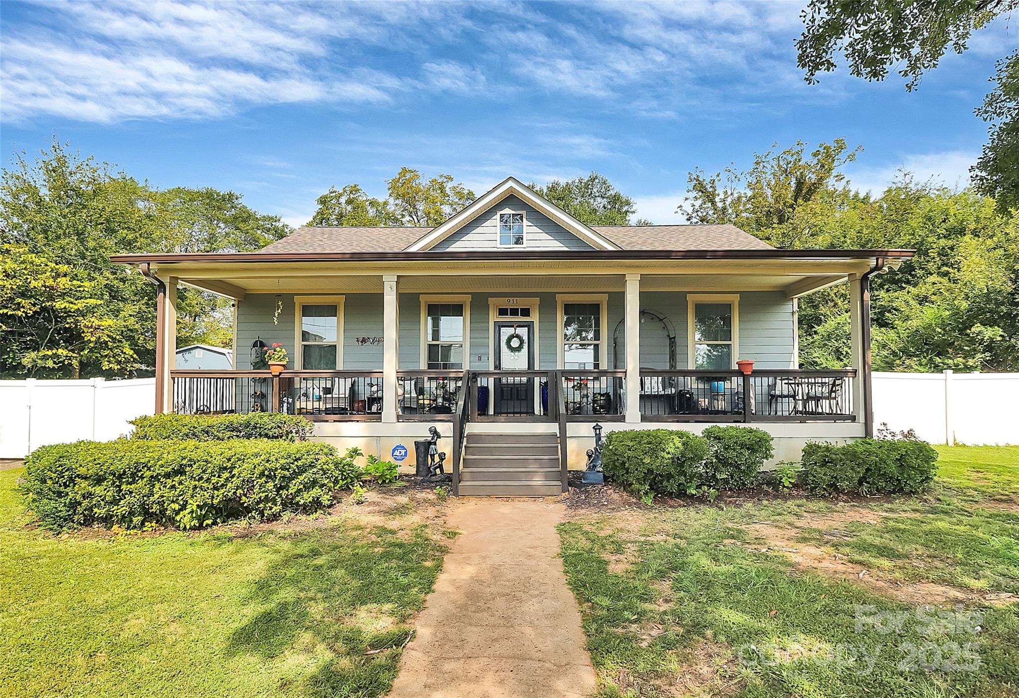 911 Earl Street Property Photo 1