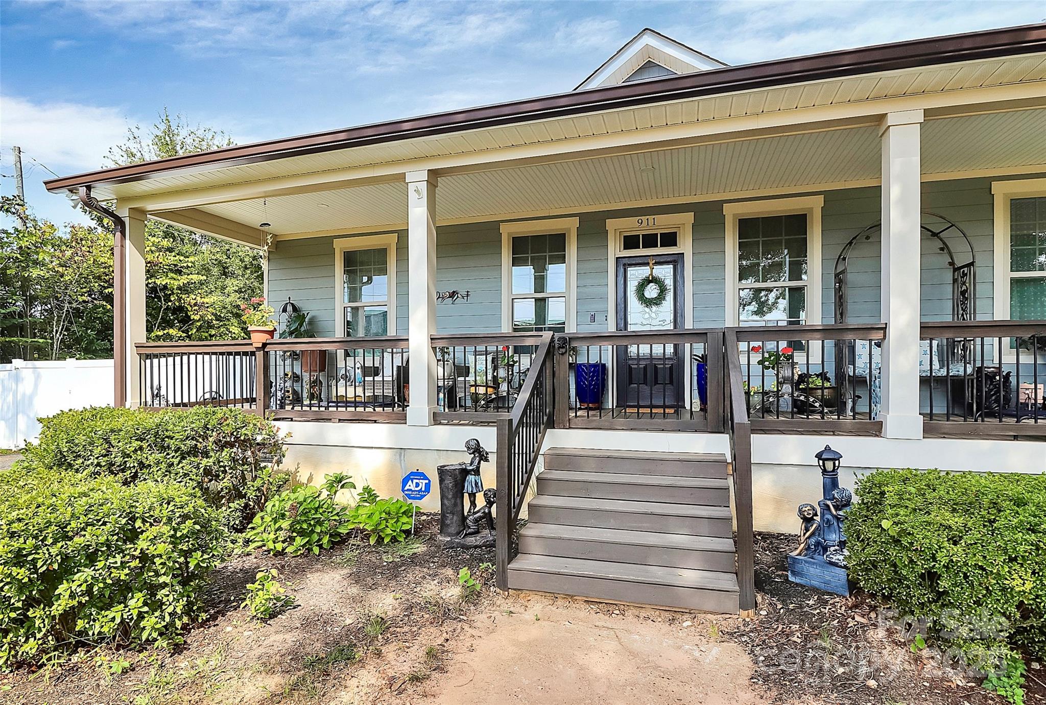 911 Earl Street Property Photo 2