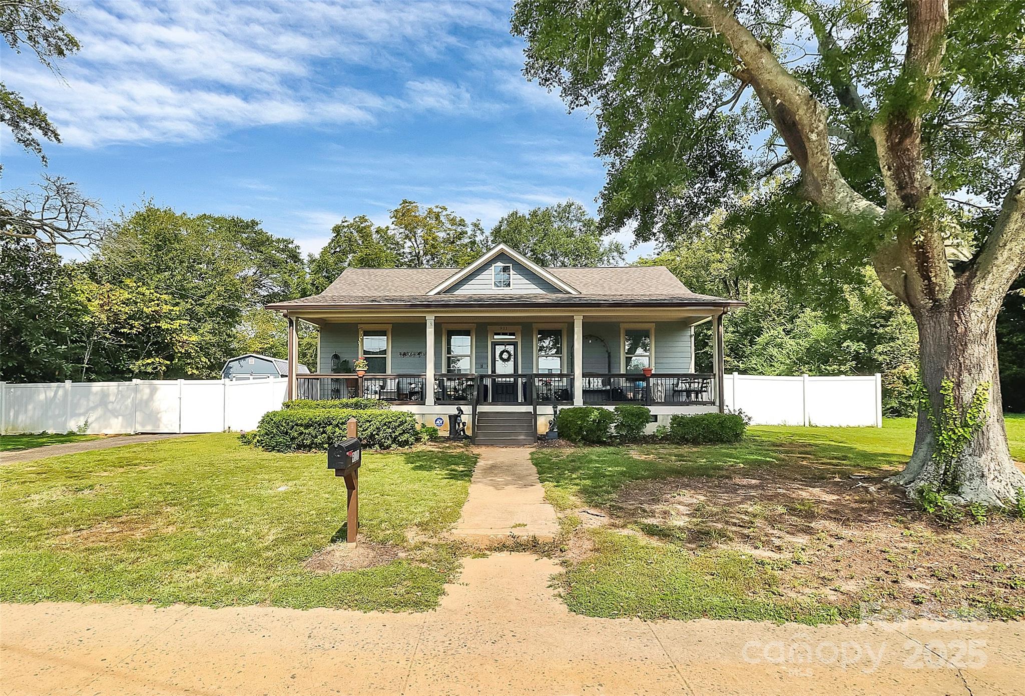 911 Earl Street Property Photo 3