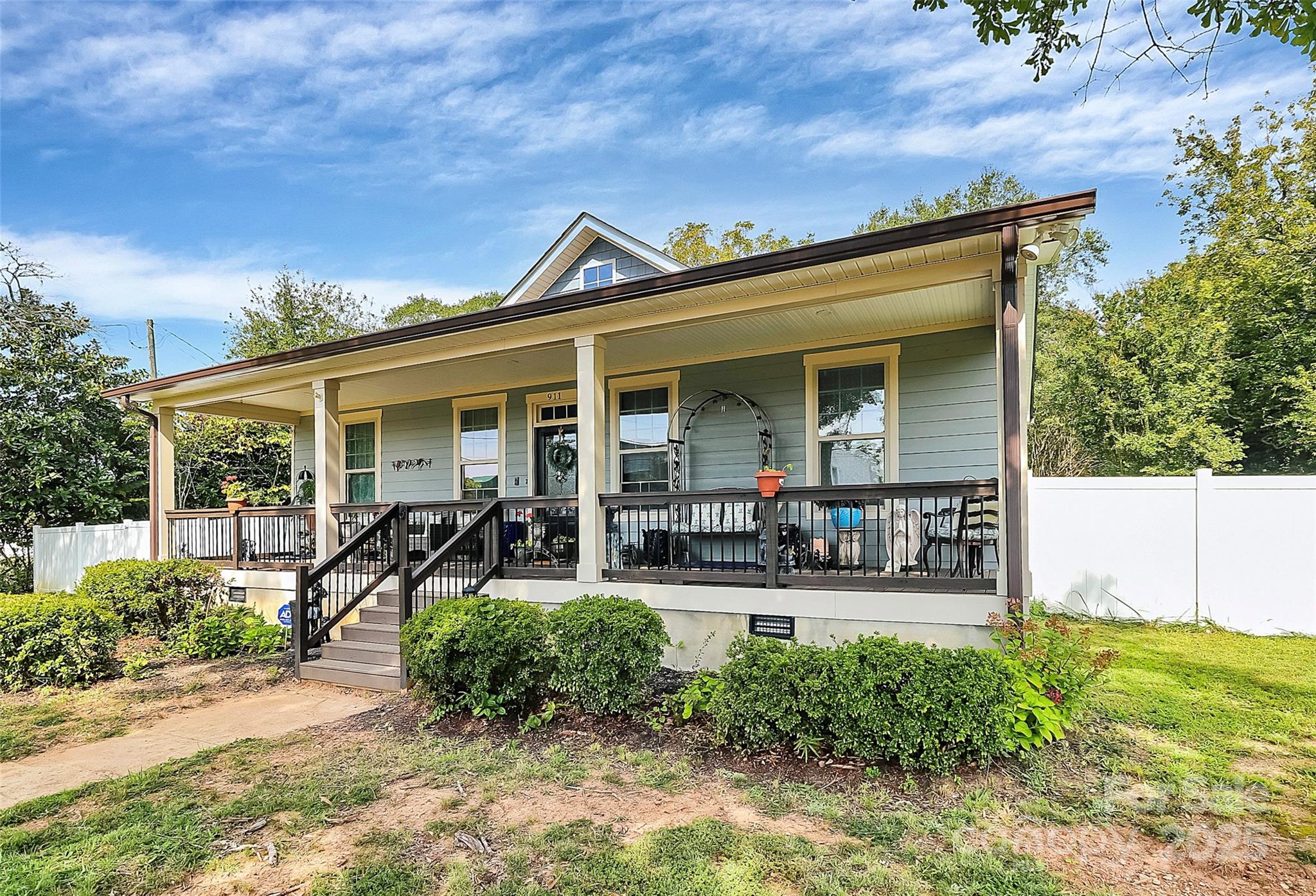 911 Earl Street Property Photo 4