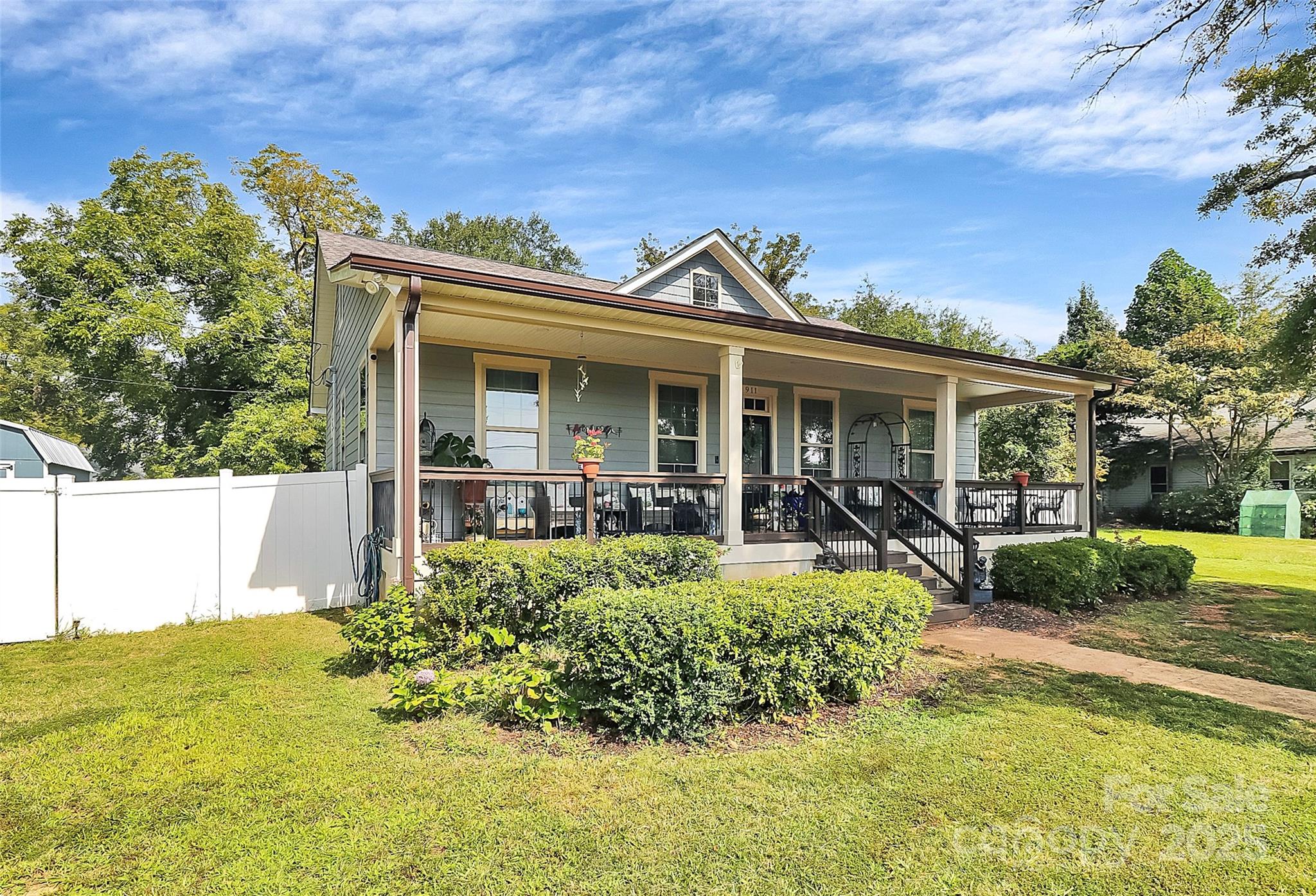 911 Earl Street Property Photo 5