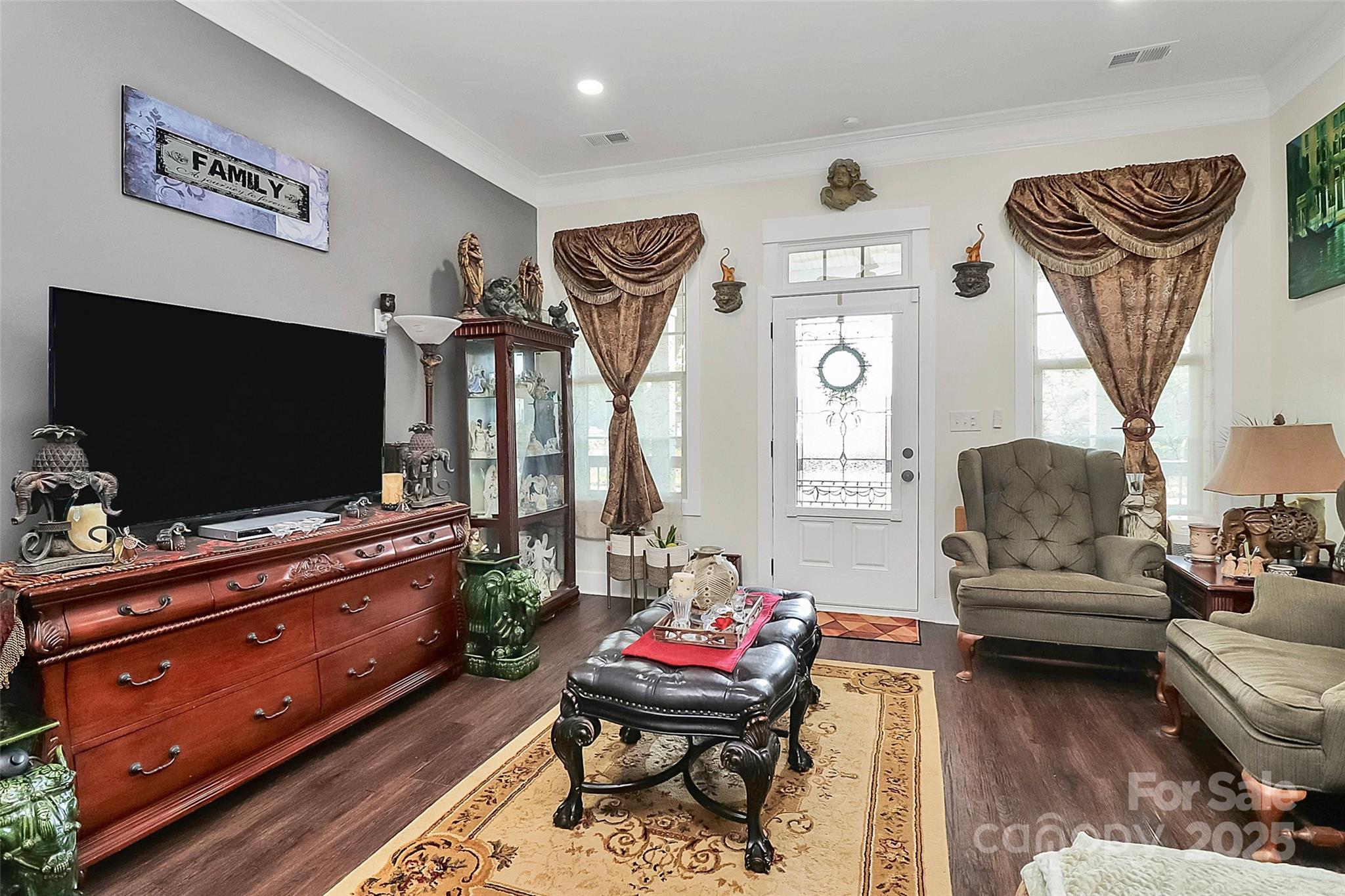 911 Earl Street Property Photo 10