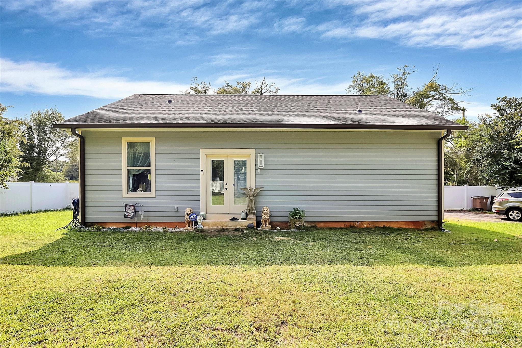 911 Earl Street Property Photo 34