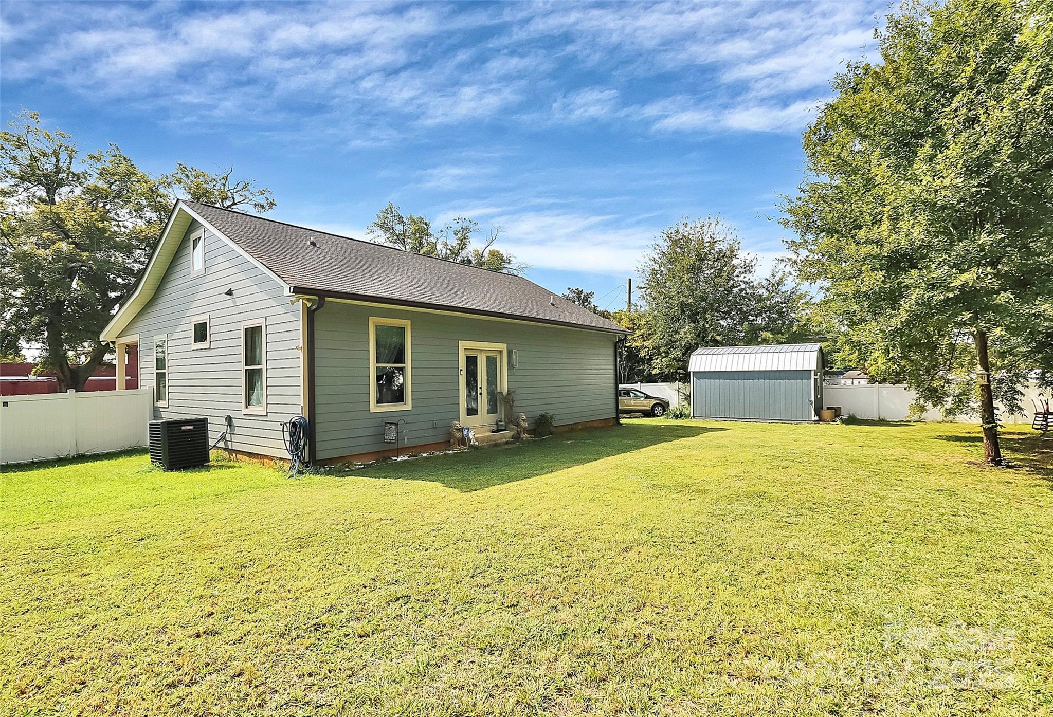 911 Earl Street Property Photo 35