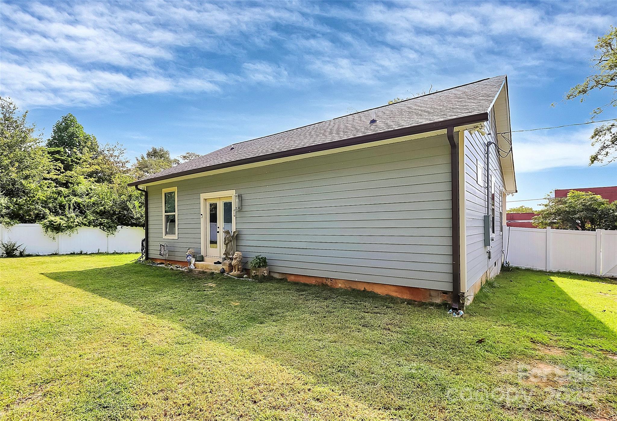 911 Earl Street Property Photo 36