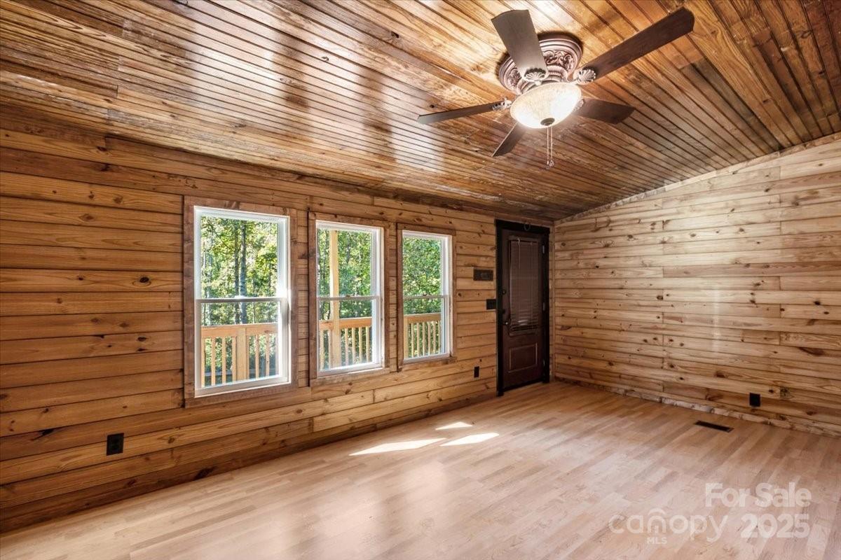 1050 Wyatt Town Road Property Photo 2