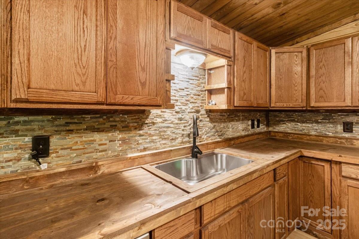 1050 Wyatt Town Road Property Photo 11