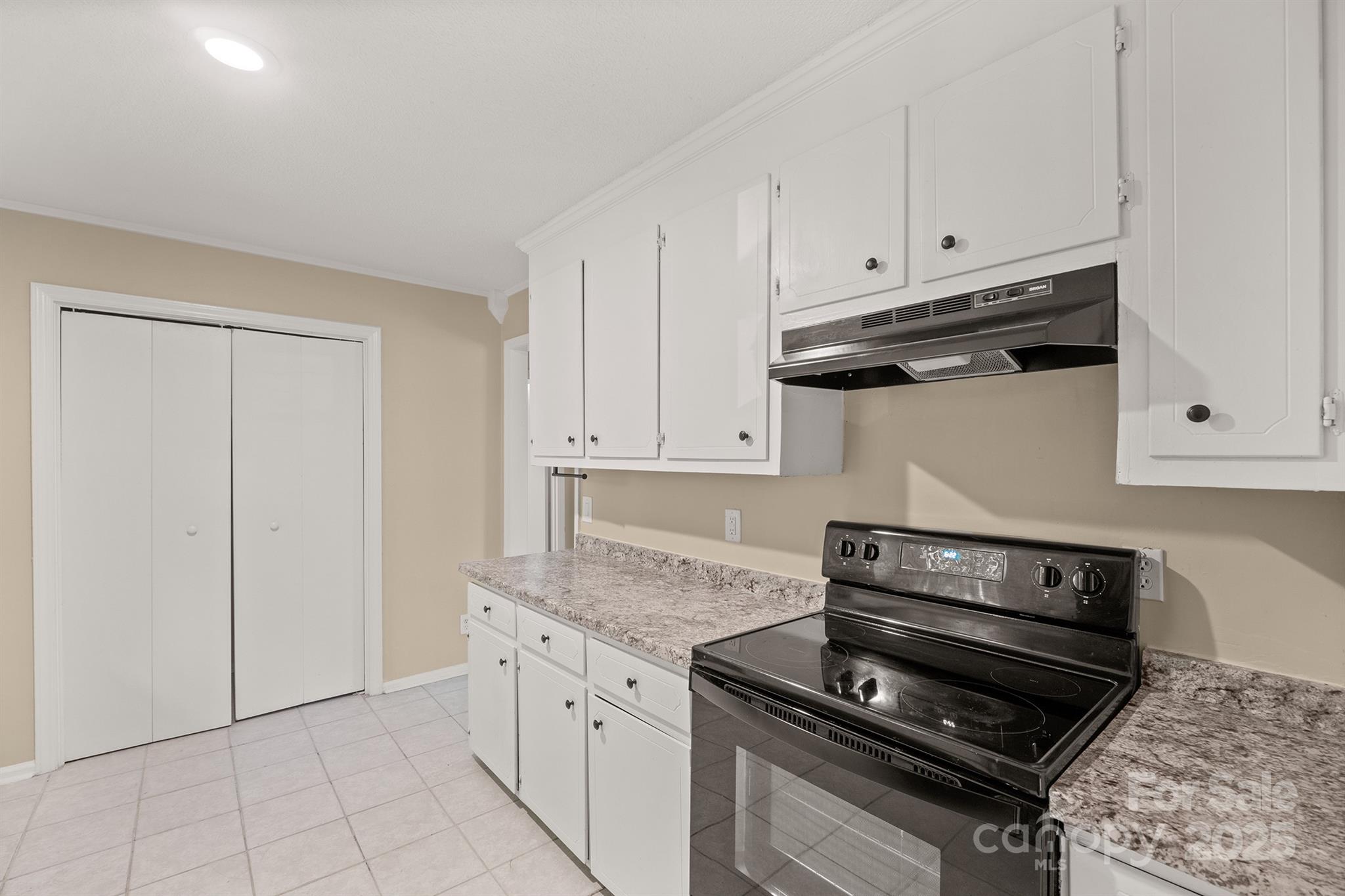 1052 Palmyra Drive Property Photo 10