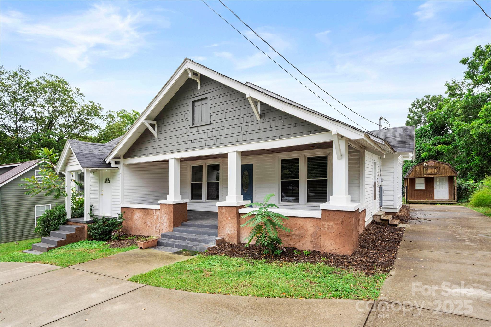 215 W D Street Property Photo 4