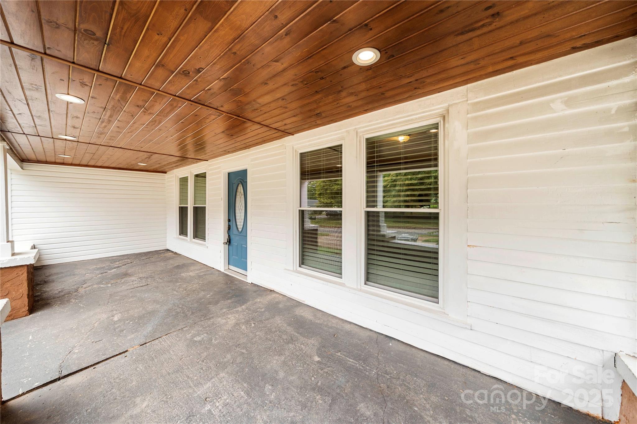 215 W D Street Property Photo 5