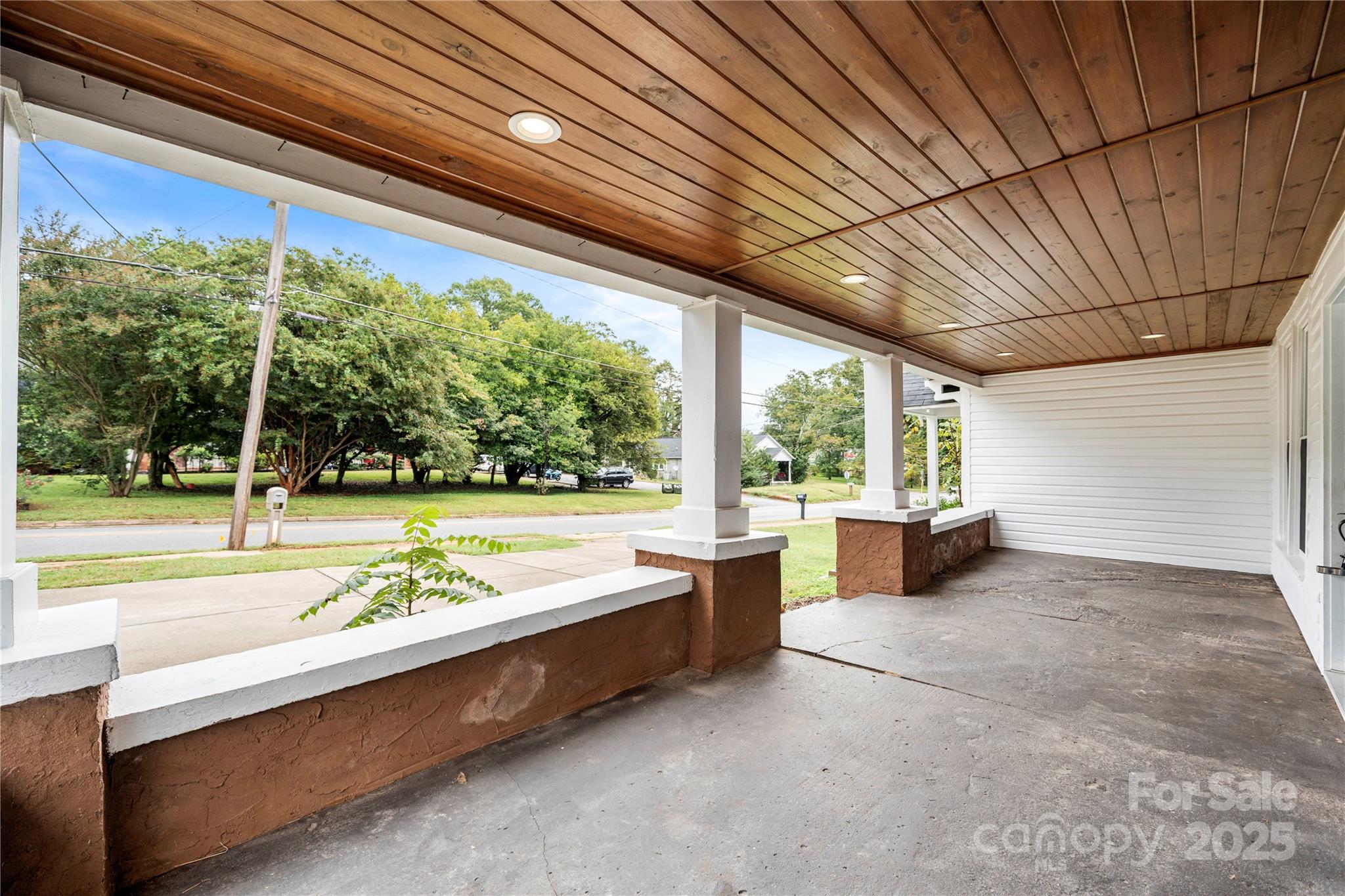 215 W D Street Property Photo 6