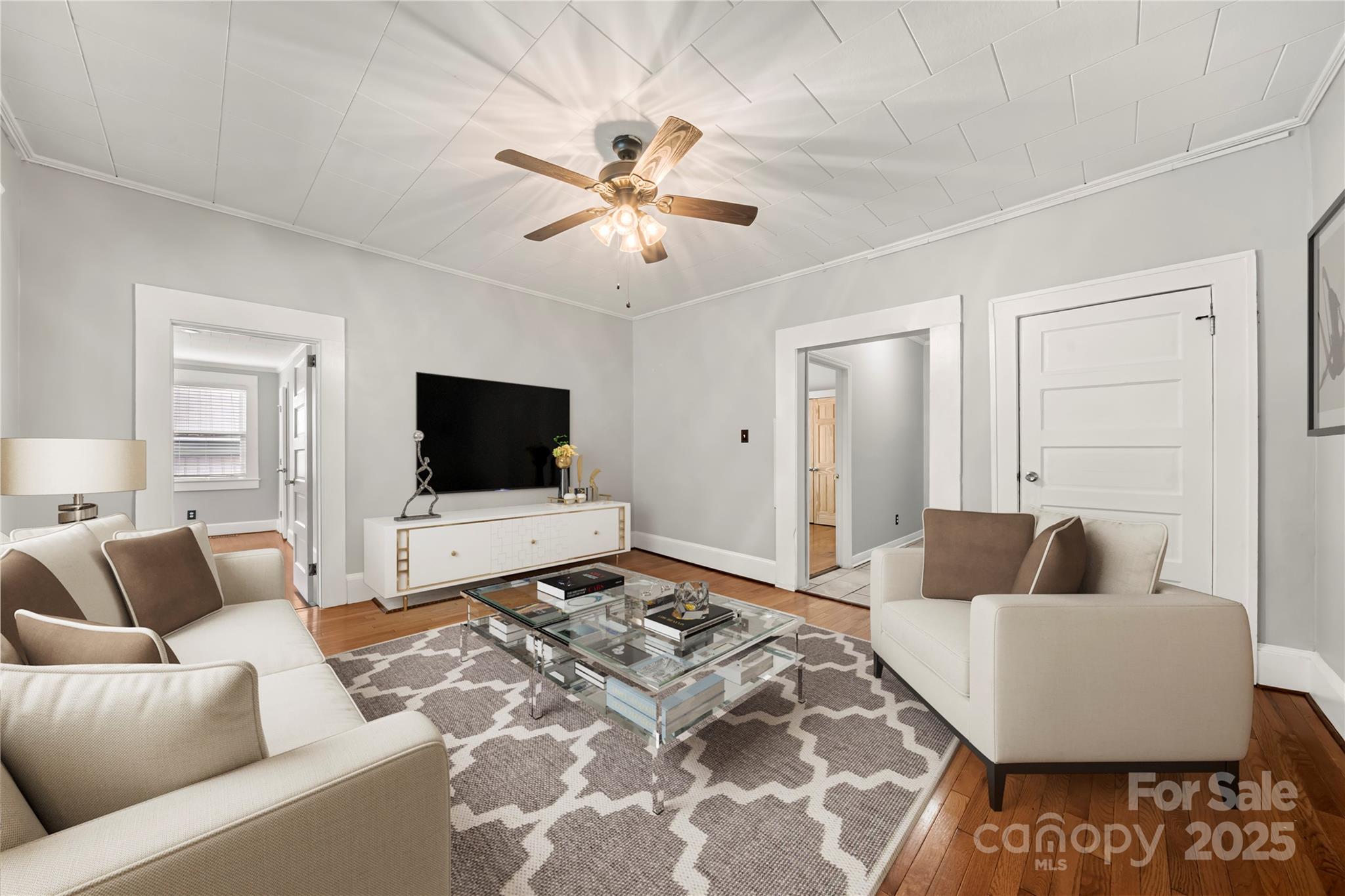 215 W D Street Property Photo 9