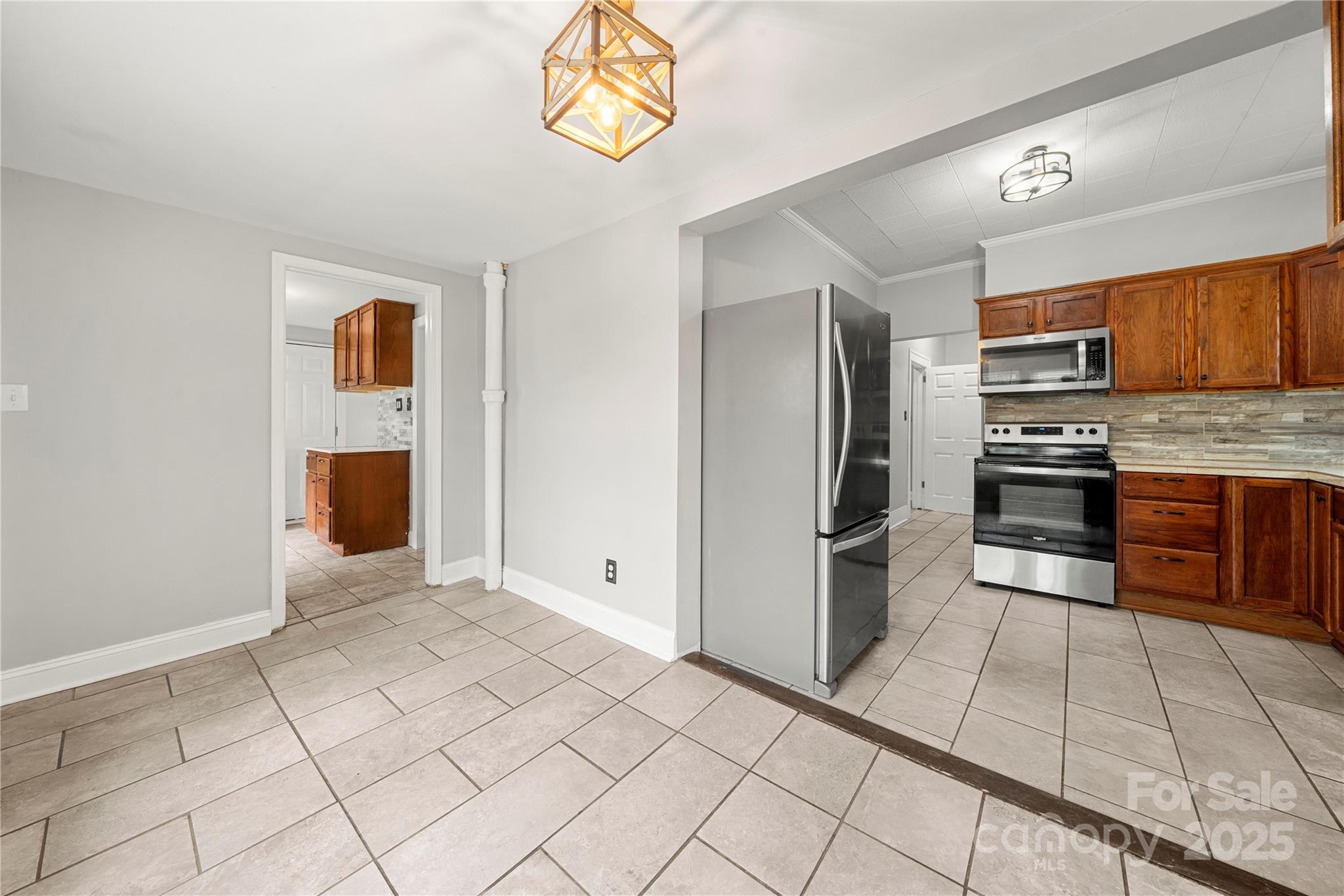 215 W D Street Property Photo 27